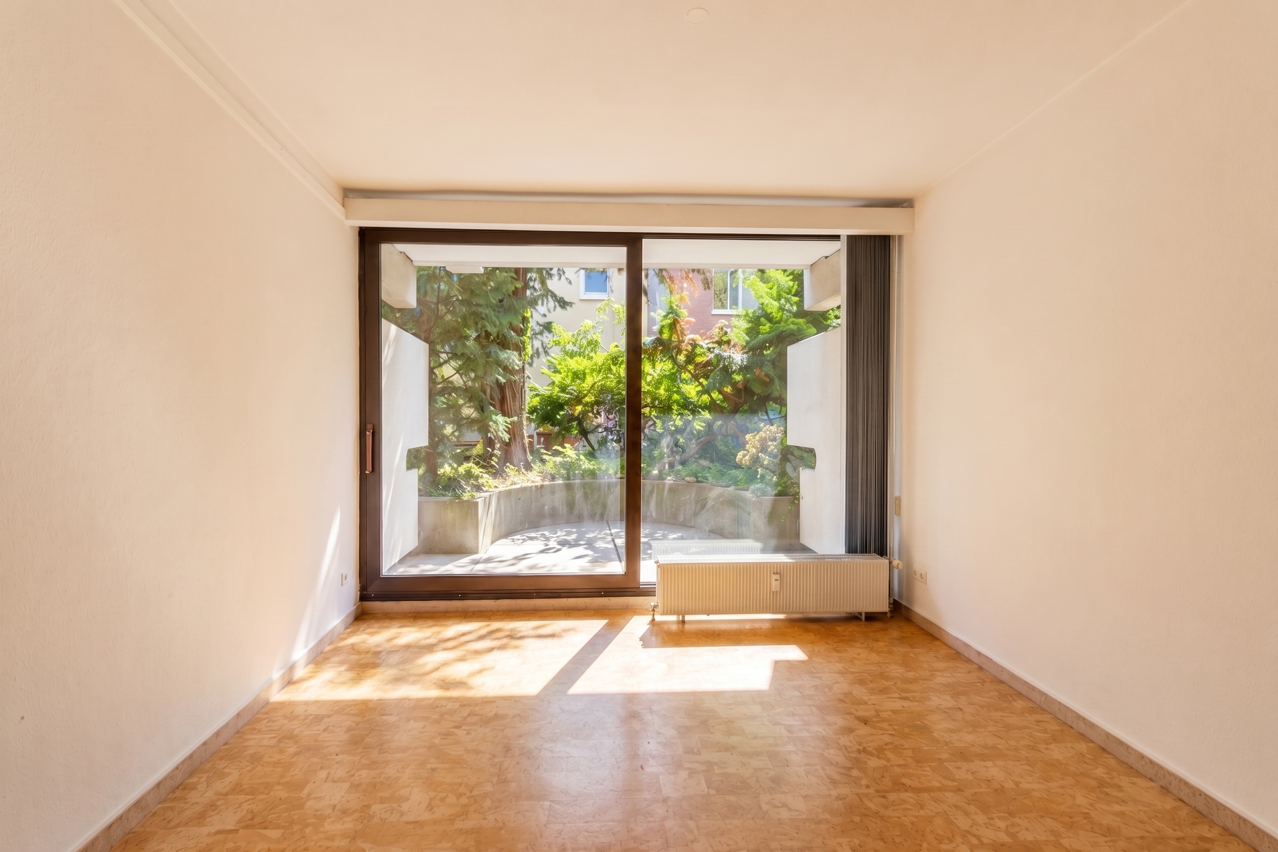 Quiet one-bedroom apartment with south-facing terrace and duplex parking space in Maxvorstadt