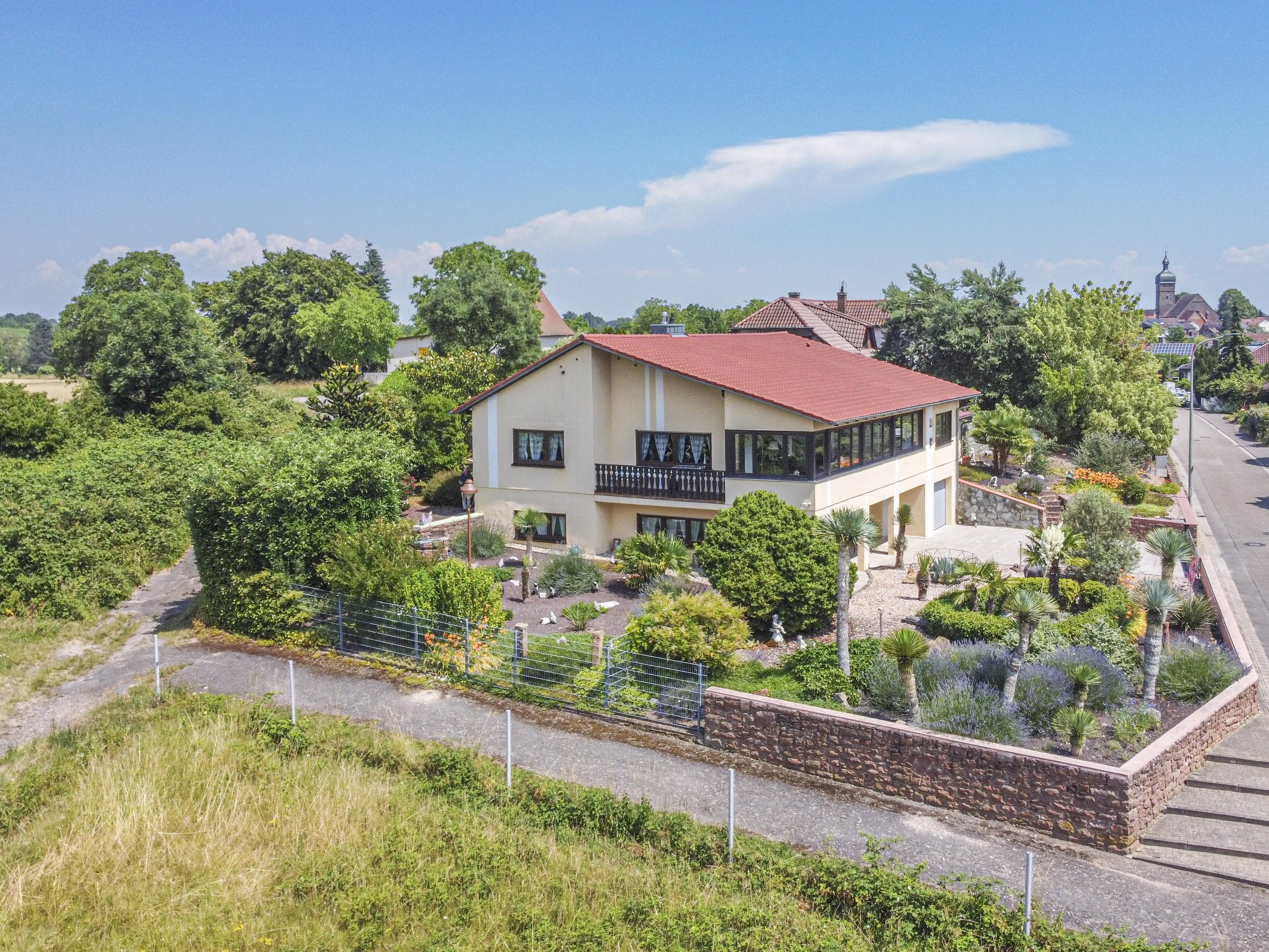 Modernisiert für Ihre Familie: Großzügiges Architektenhaus in traumhafter Weinbergsrandlage!