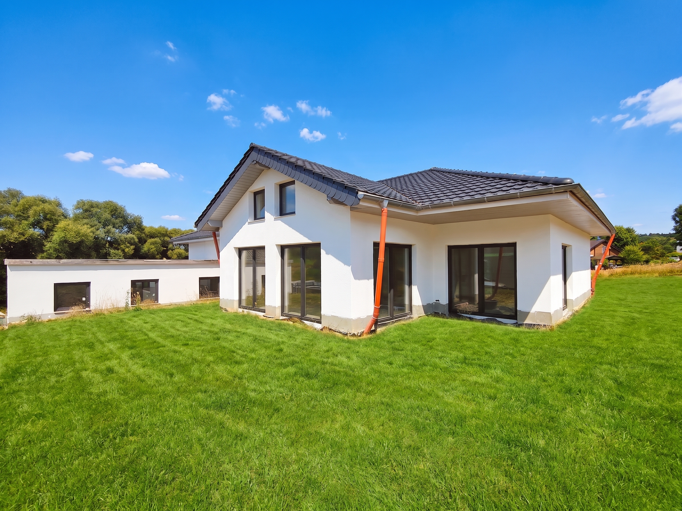 Neubau-Winkelbungalow in naturnaher Lage