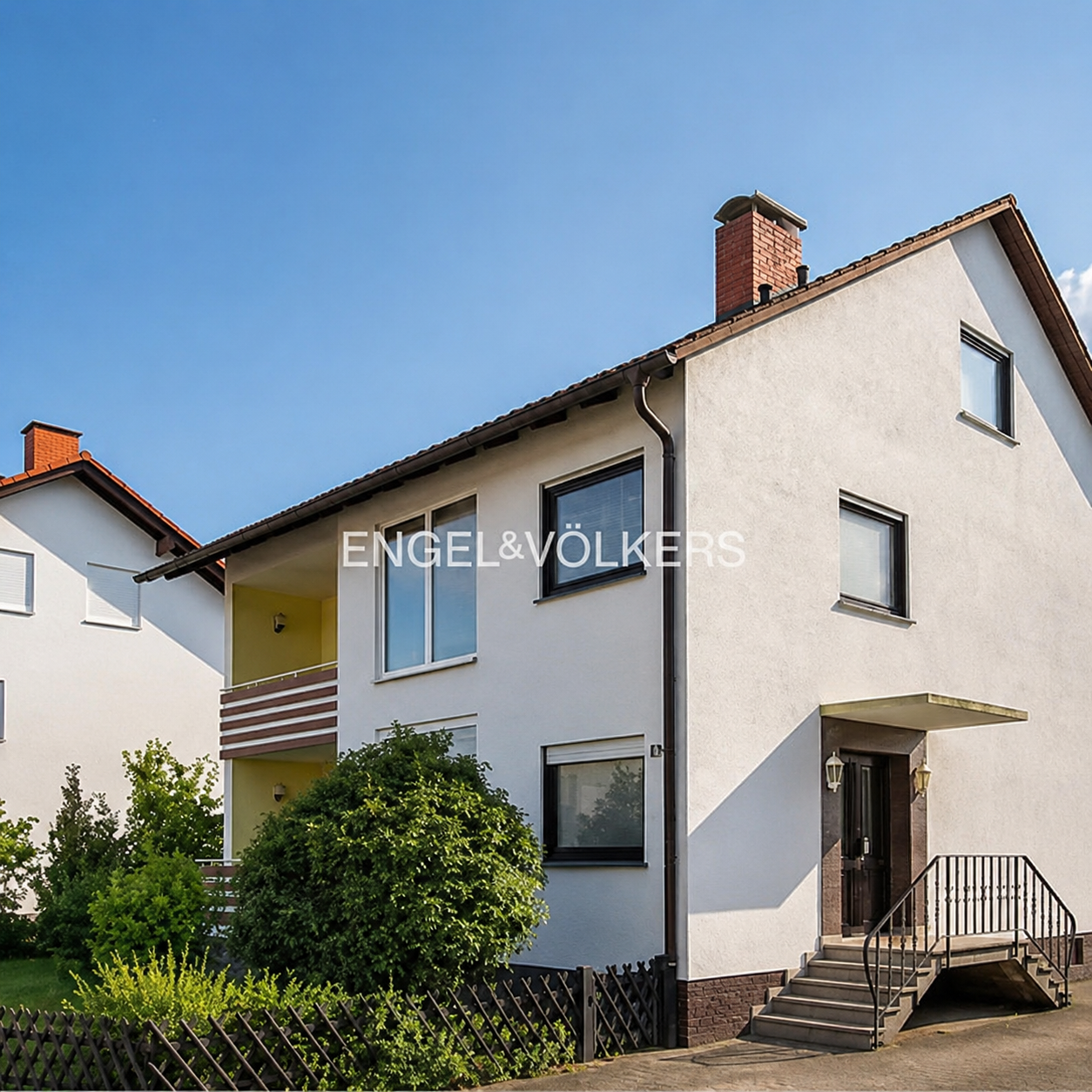 Wohnen im Grünen: Gepflegtes Einfamilienhaus mit Garage und weitläufigem Gartenn