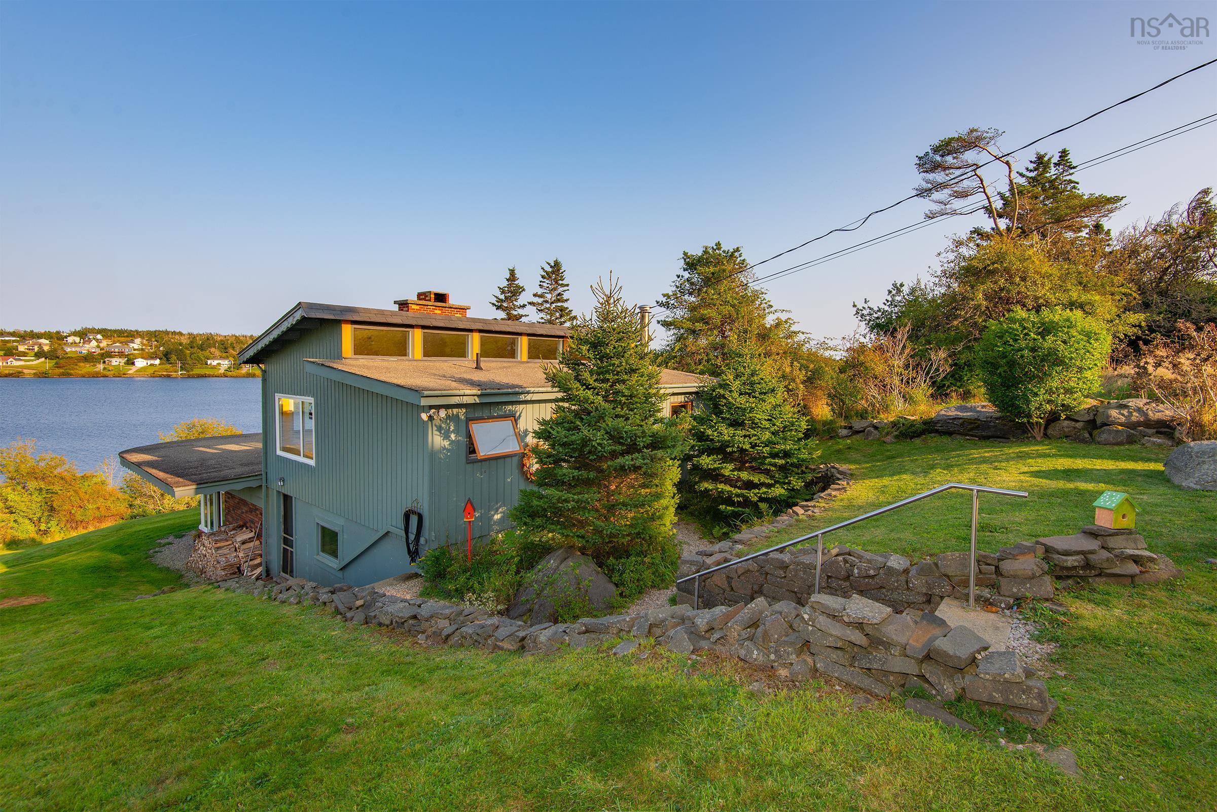 Extraordinary Lakefront Retreat