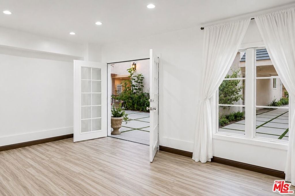 Elegant Furnished Guest House in the Heart of Beverly Hills