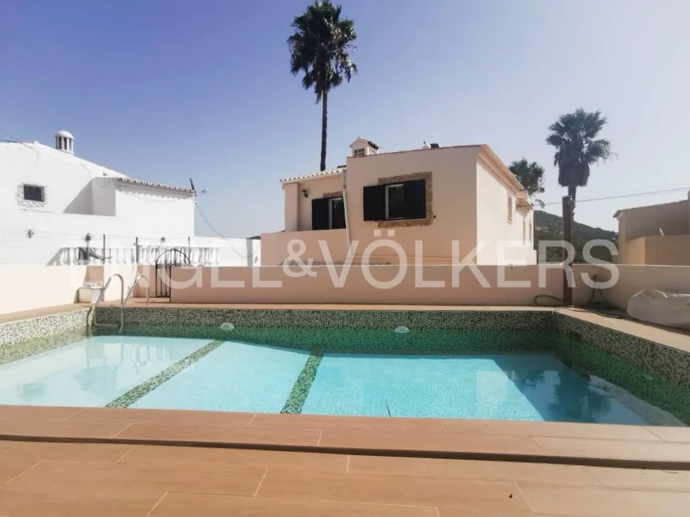 4-bedroom Villa with pool and mountain views in quiet area of Loulé