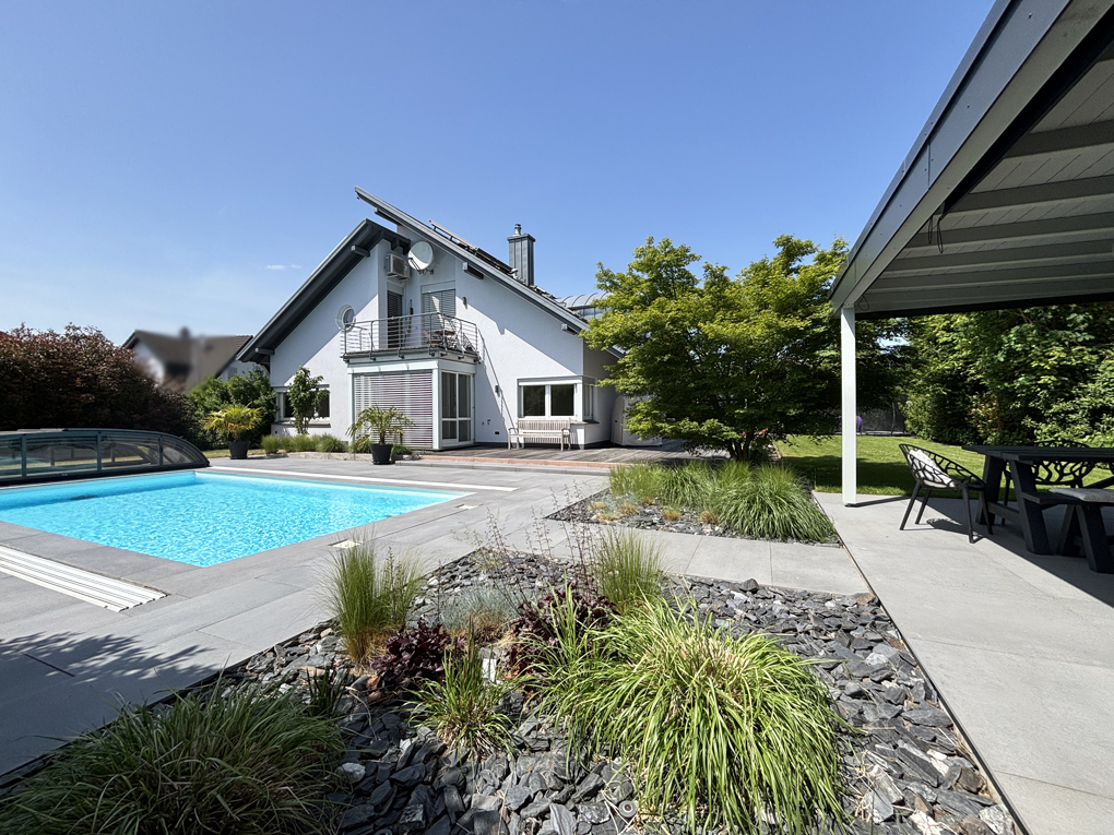 Familienidylle auf großzügigem Grundstück mit Pool, aufwendiger Gartengestaltung & PV-Anlage