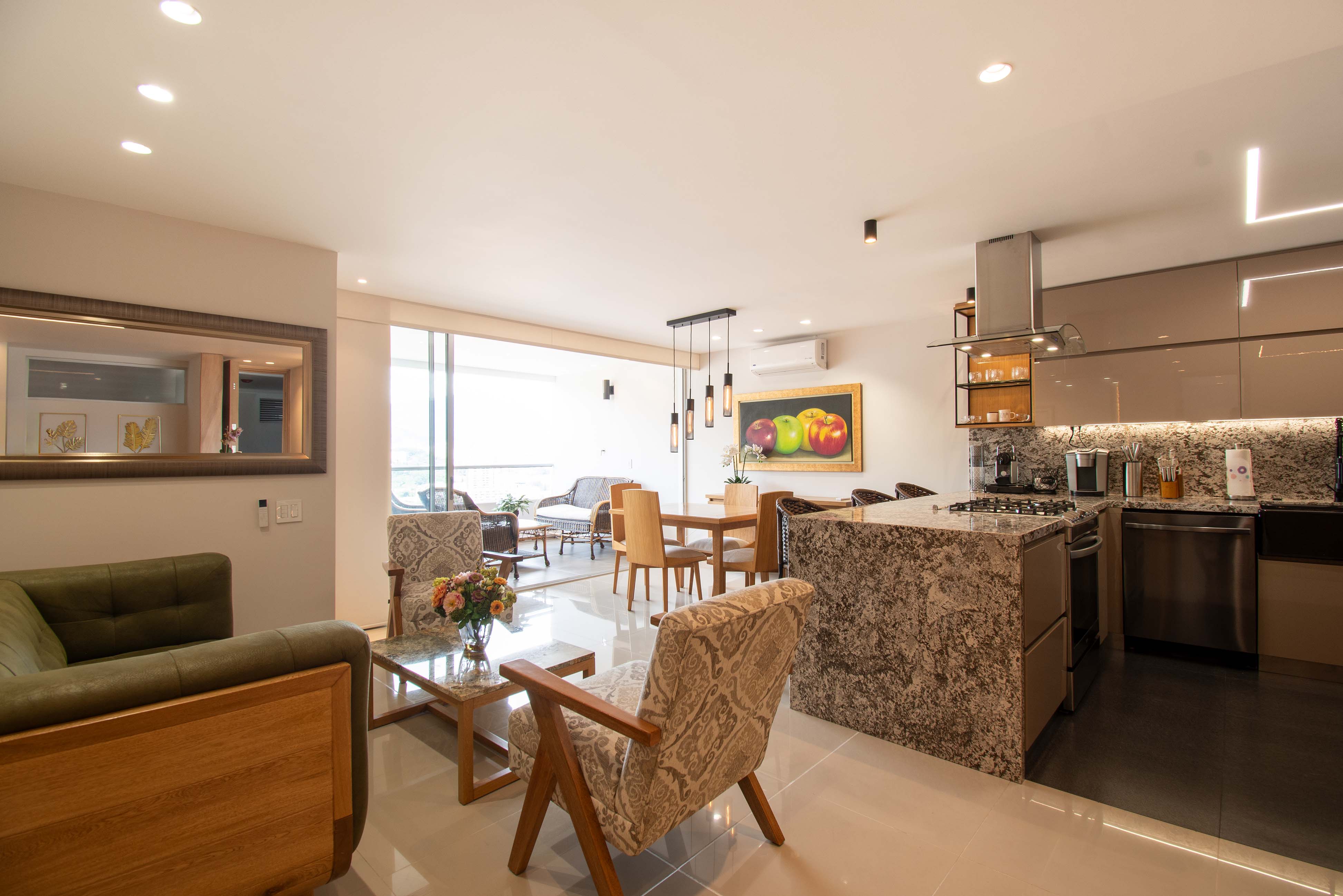 Apartamento con balcones y clubhouse para venta en Envigado