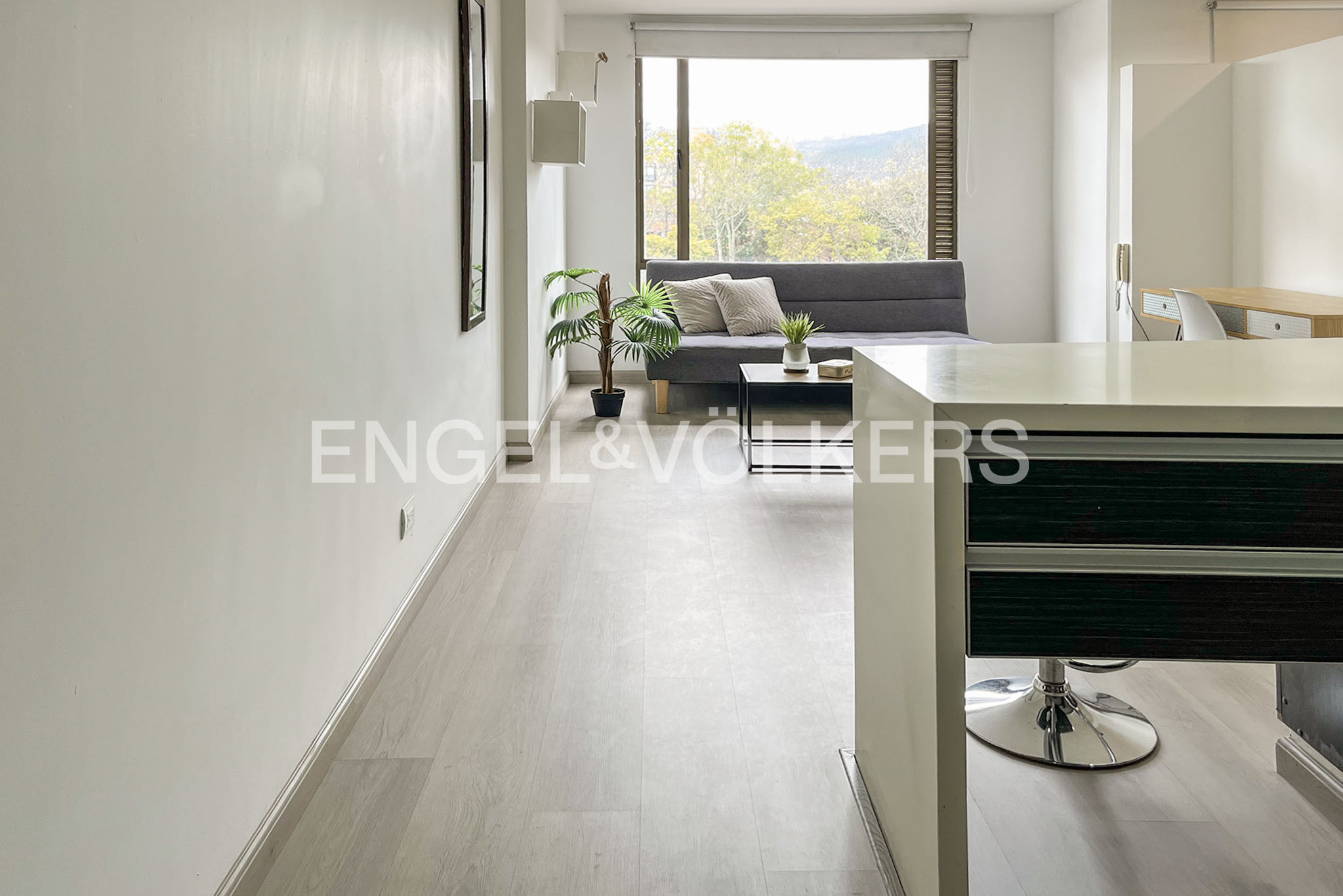 Iluminado apartamento con balcón para arriendo en Santa Paula
