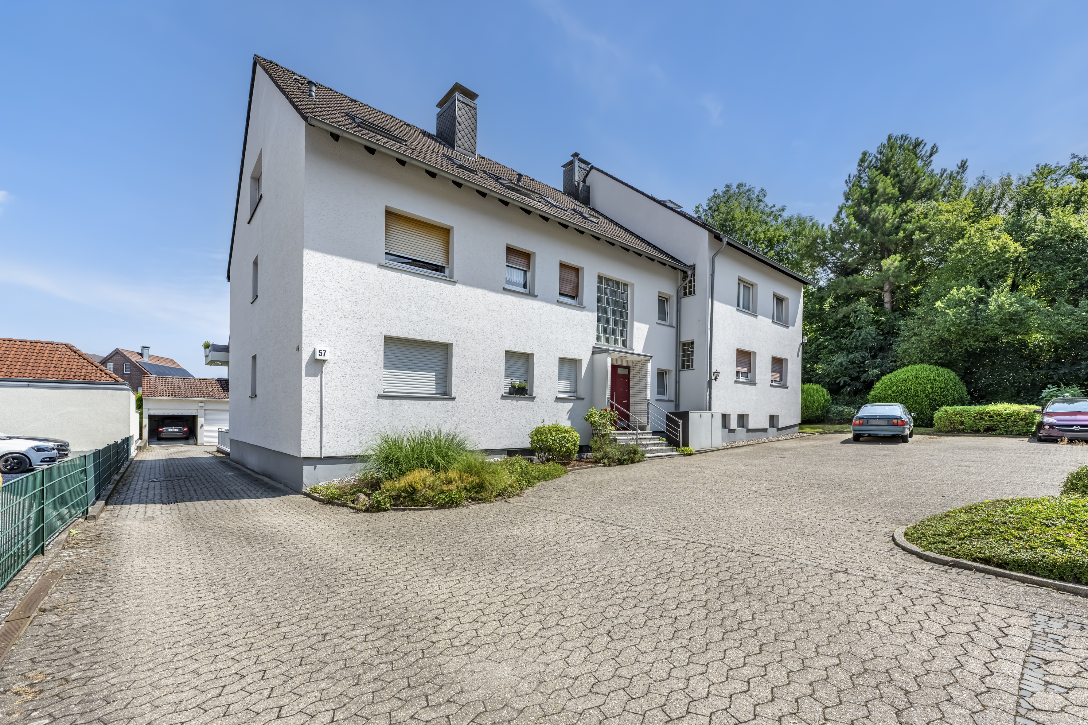 Familienfreundliche Maisonettewohnung mit zwei Balkonen, Einbauküche und Garage