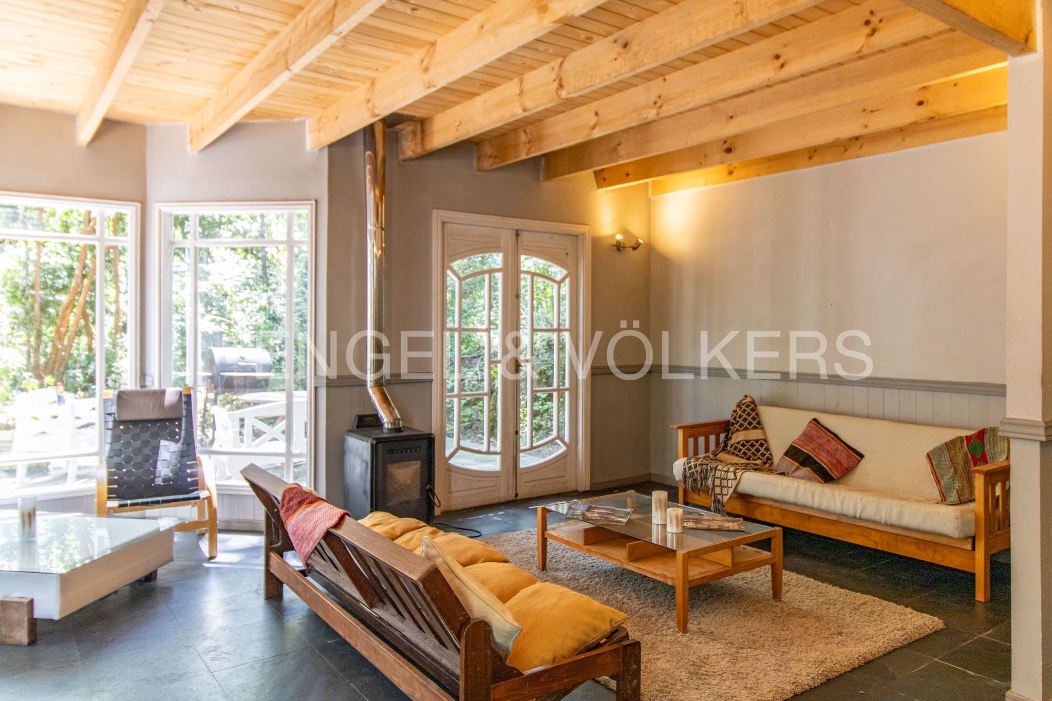 Casa estilo inglés, rodeada de bosque nativo en Pucón