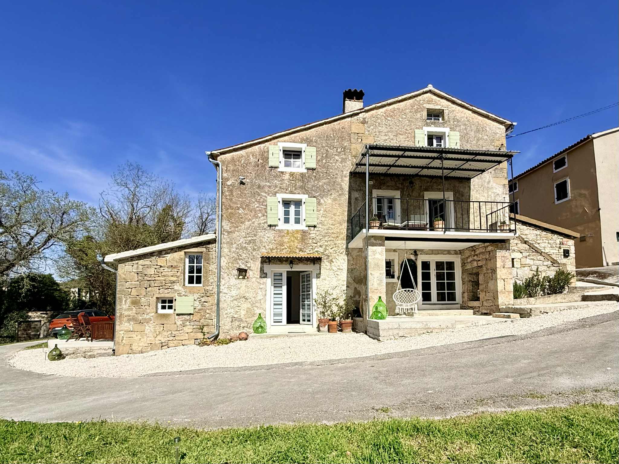Liebevoll saniertes Natursteinhaus mit Panoramablick auf Motovun und separater Gästewohnung