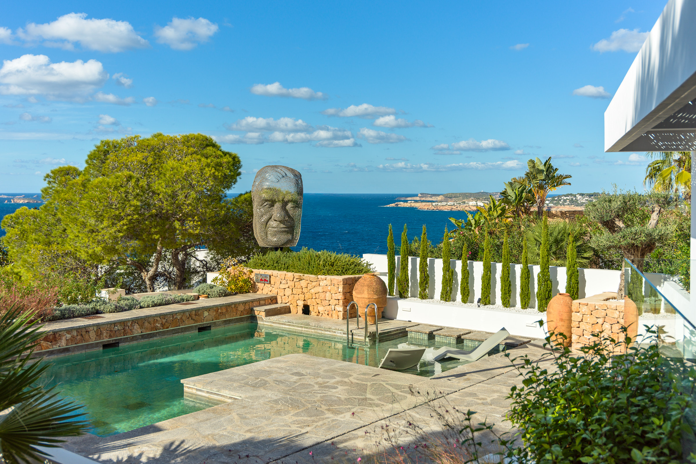 Villa renovada con vista al mar y dos unidades
