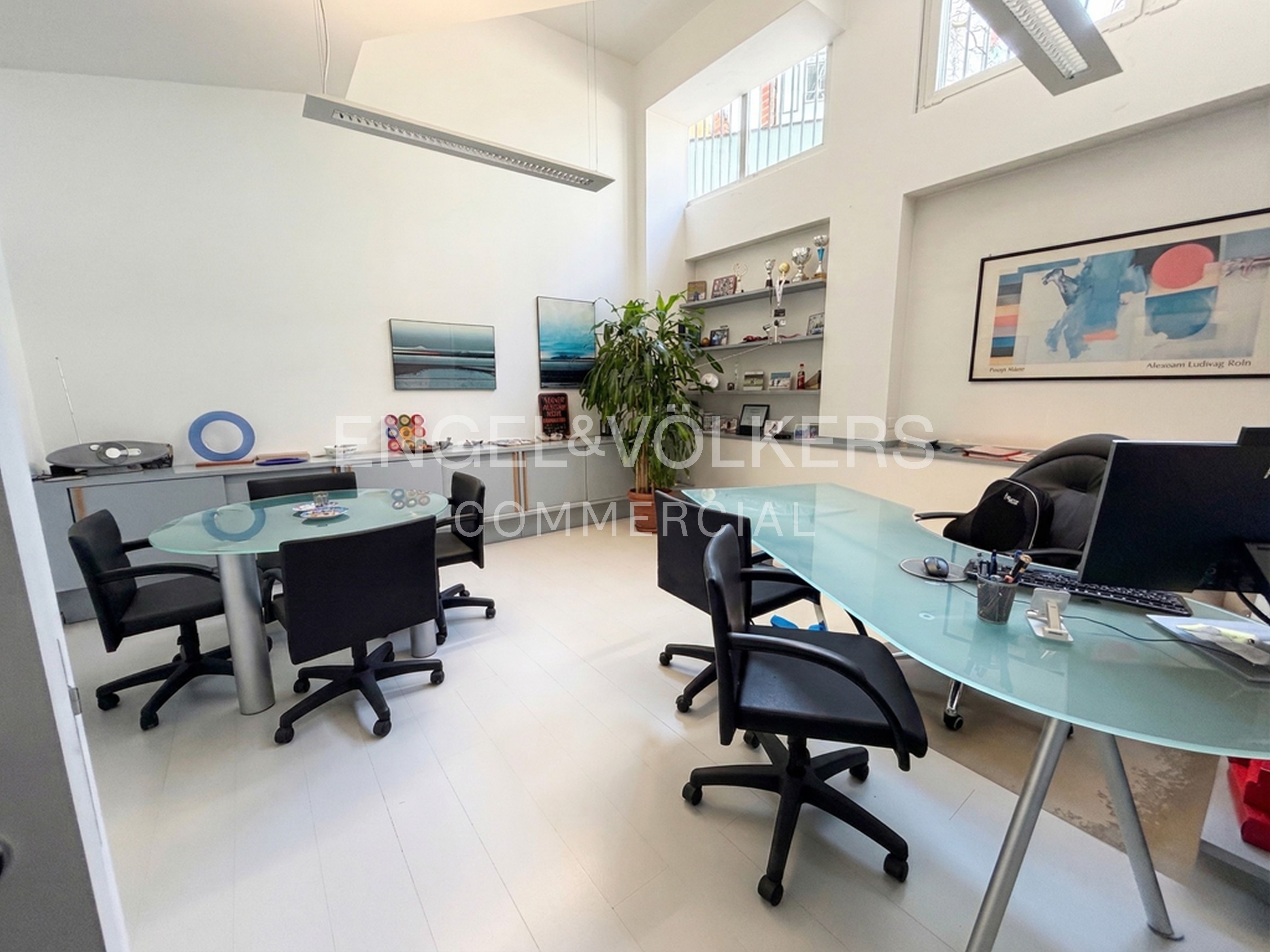 Ufficio di 700 mq con rampa carrabile e box collegato in Viale Gran Sasso