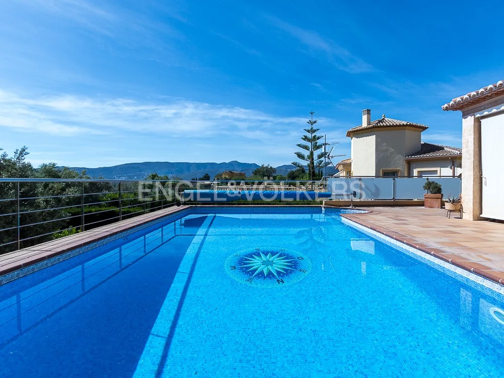 Spacious luxury villa with independent appartment