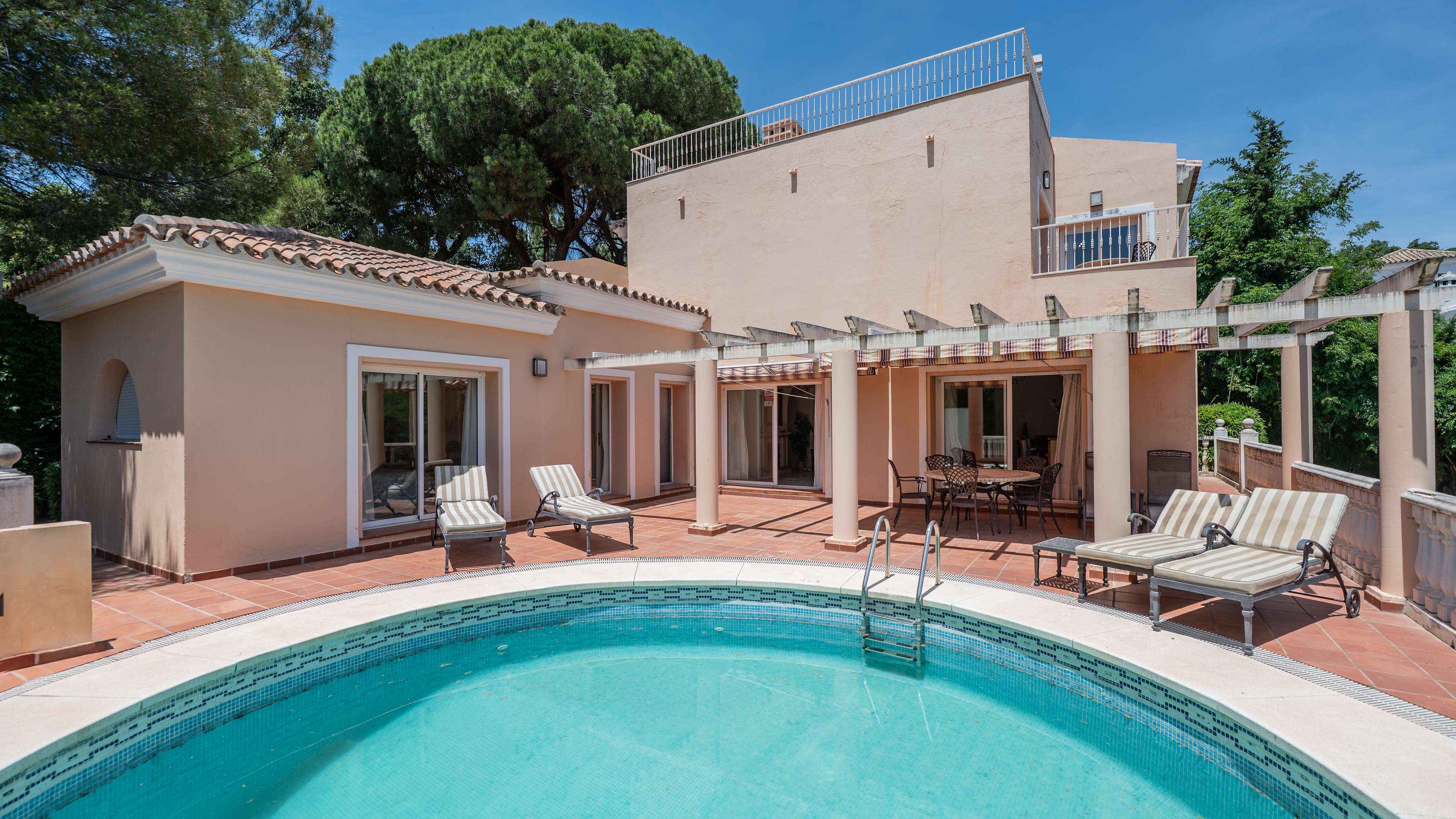 Amplia villa en Elviria, cerca de todos los servicios