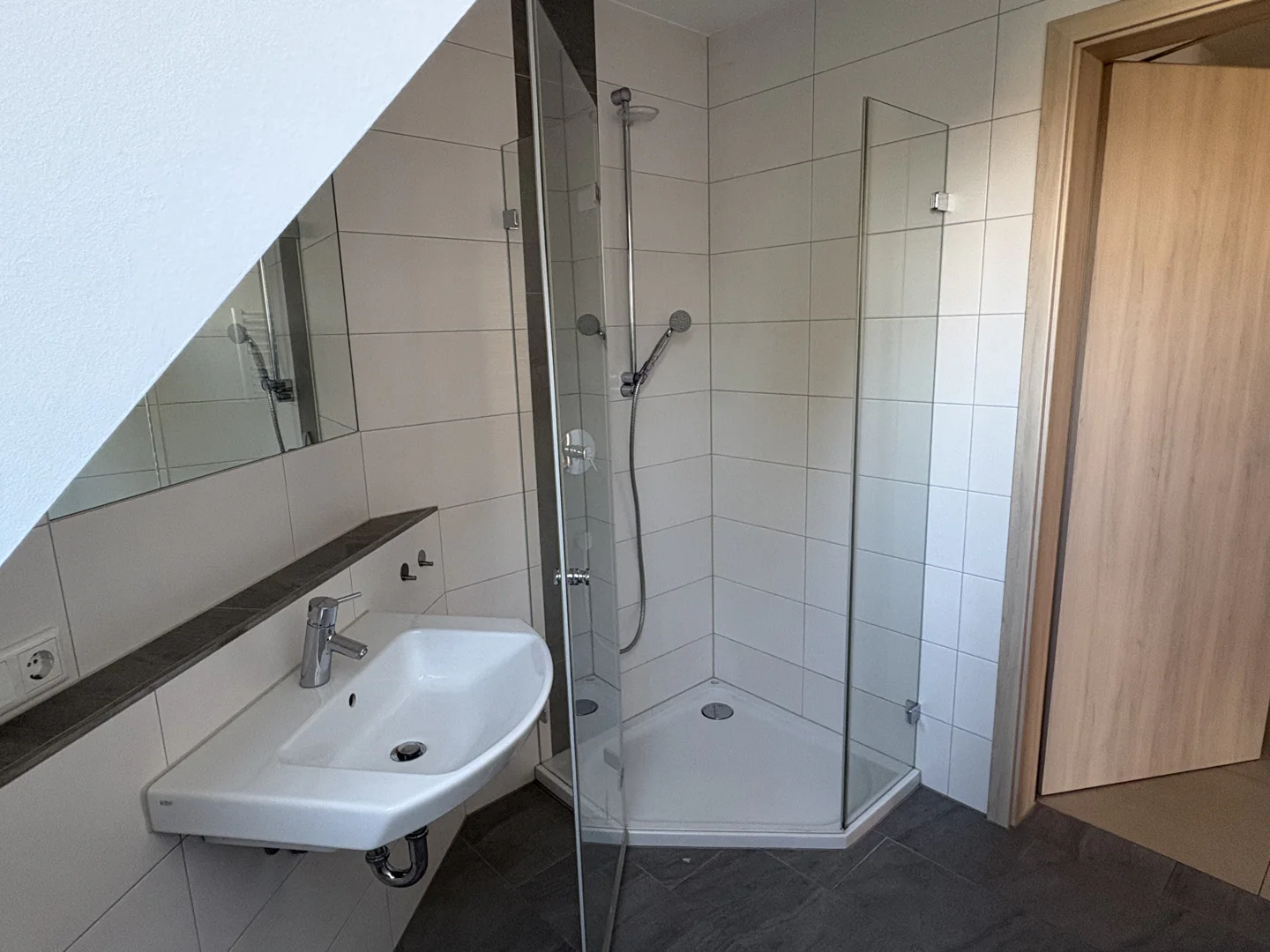 Gepflegte 2-Zimmer-Wohnung mit Einbauküche, Balkon & Stellplatz - Foto 2
