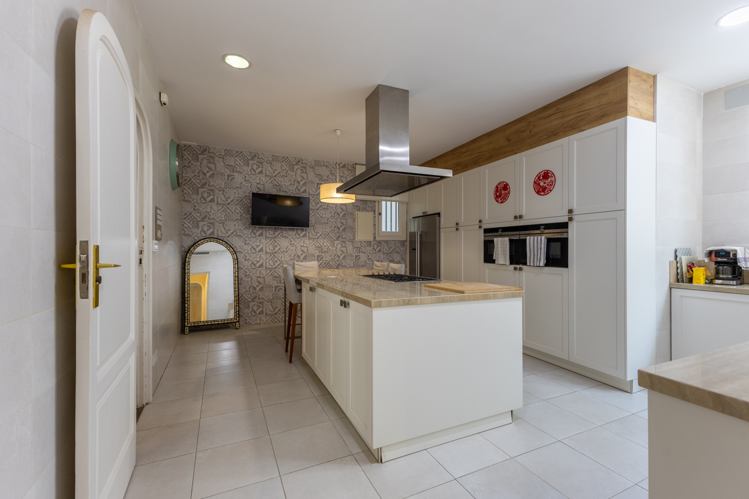 Descubra un señorial apartamento de 344 m² en el centro de València: 6 dormitorios, luz y amplitud excepcionales, encanto clásico y gran potencial de diseño a medida.