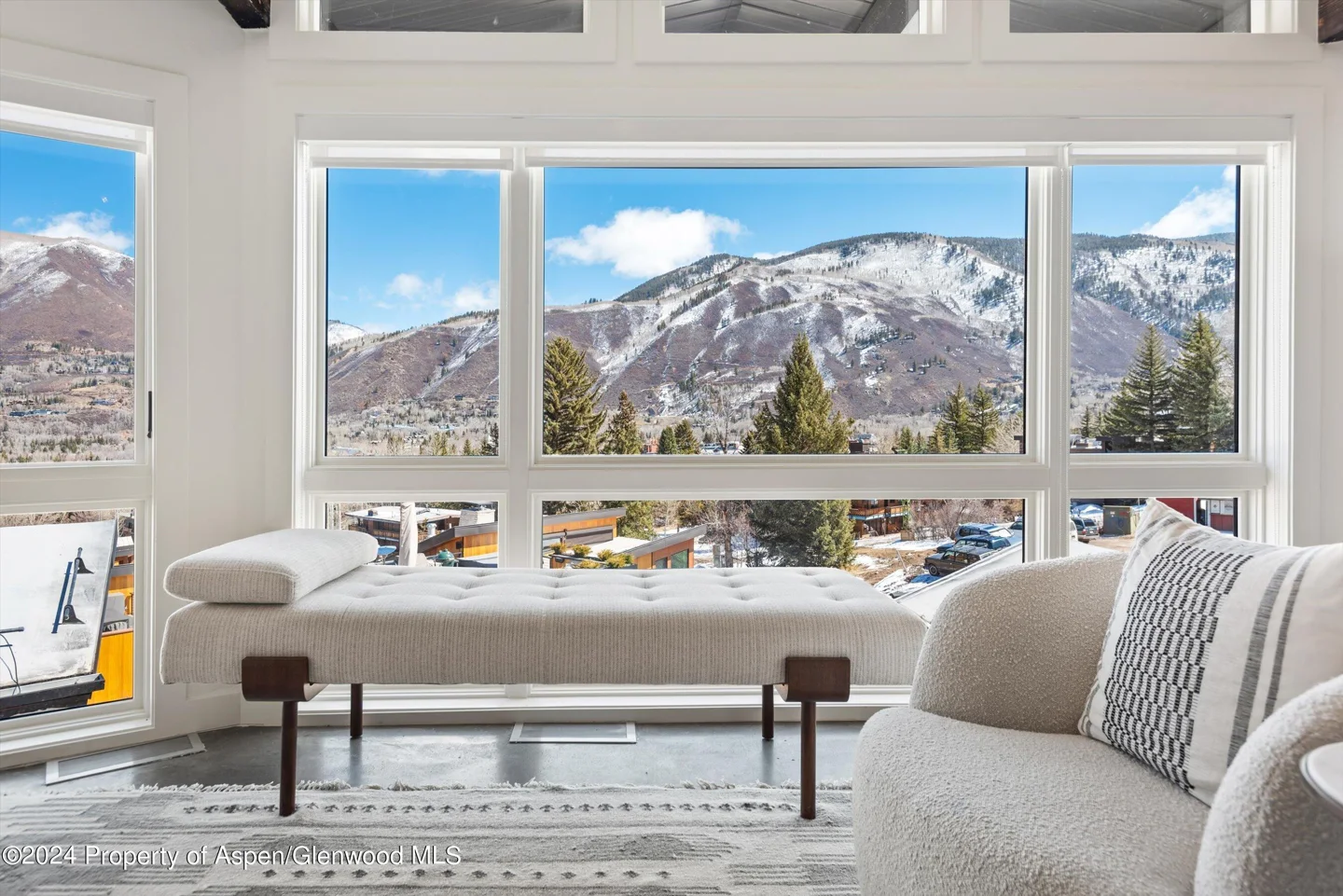 Ski-in/Ski-out Newly Remodeled Shadow Mountain Condo