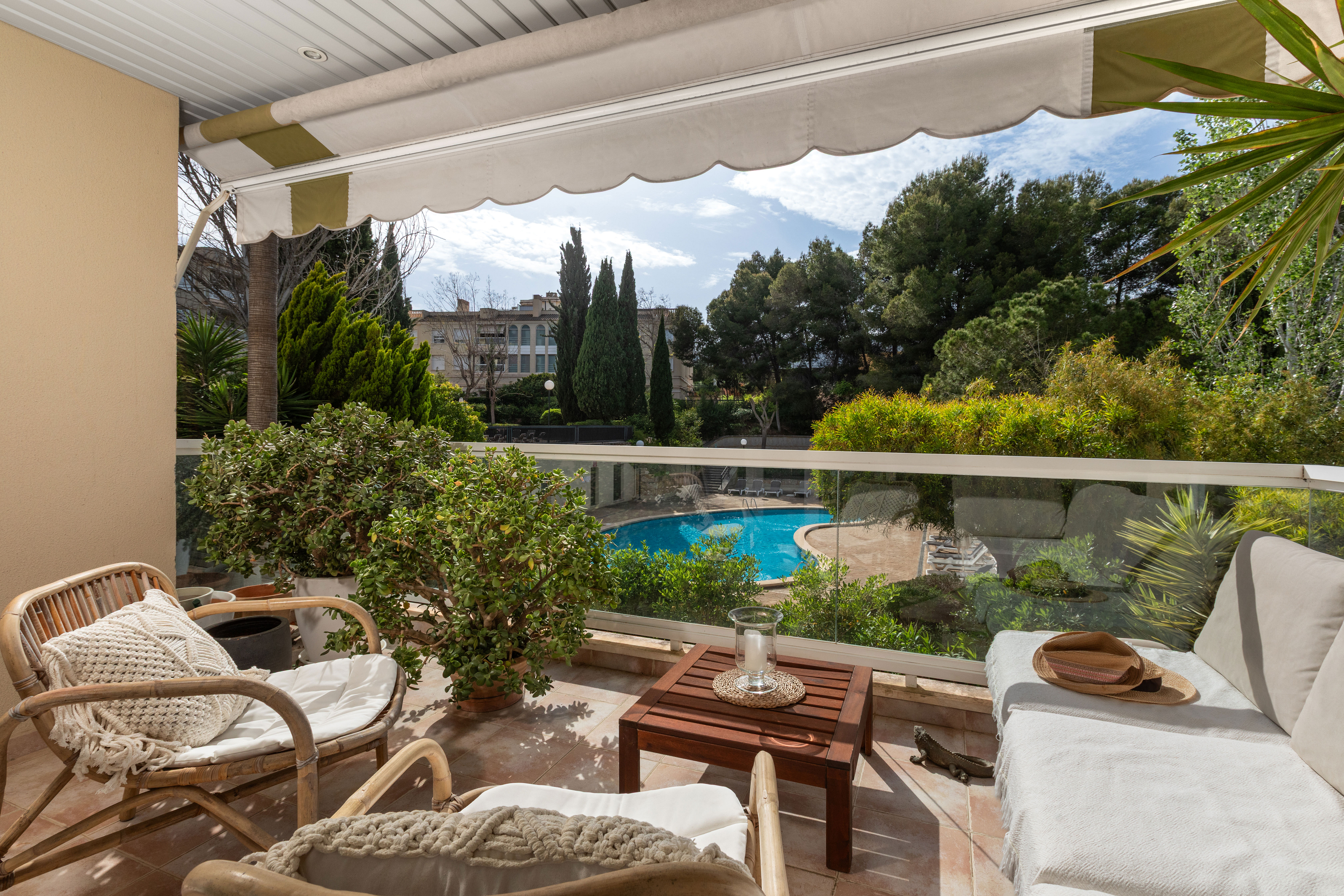 Familienwohnung mit Terrasse, Garage und Gemeinschaftsbereichen mit Pool