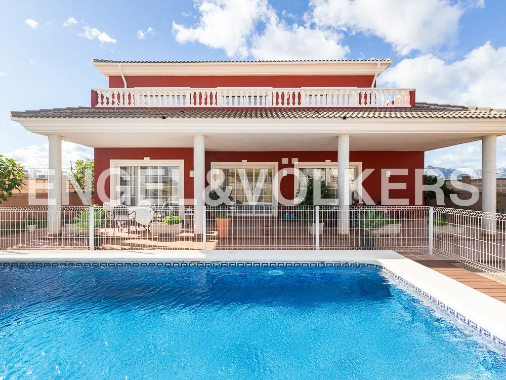 Exclusive villa just a few metres from the beach of Daimús