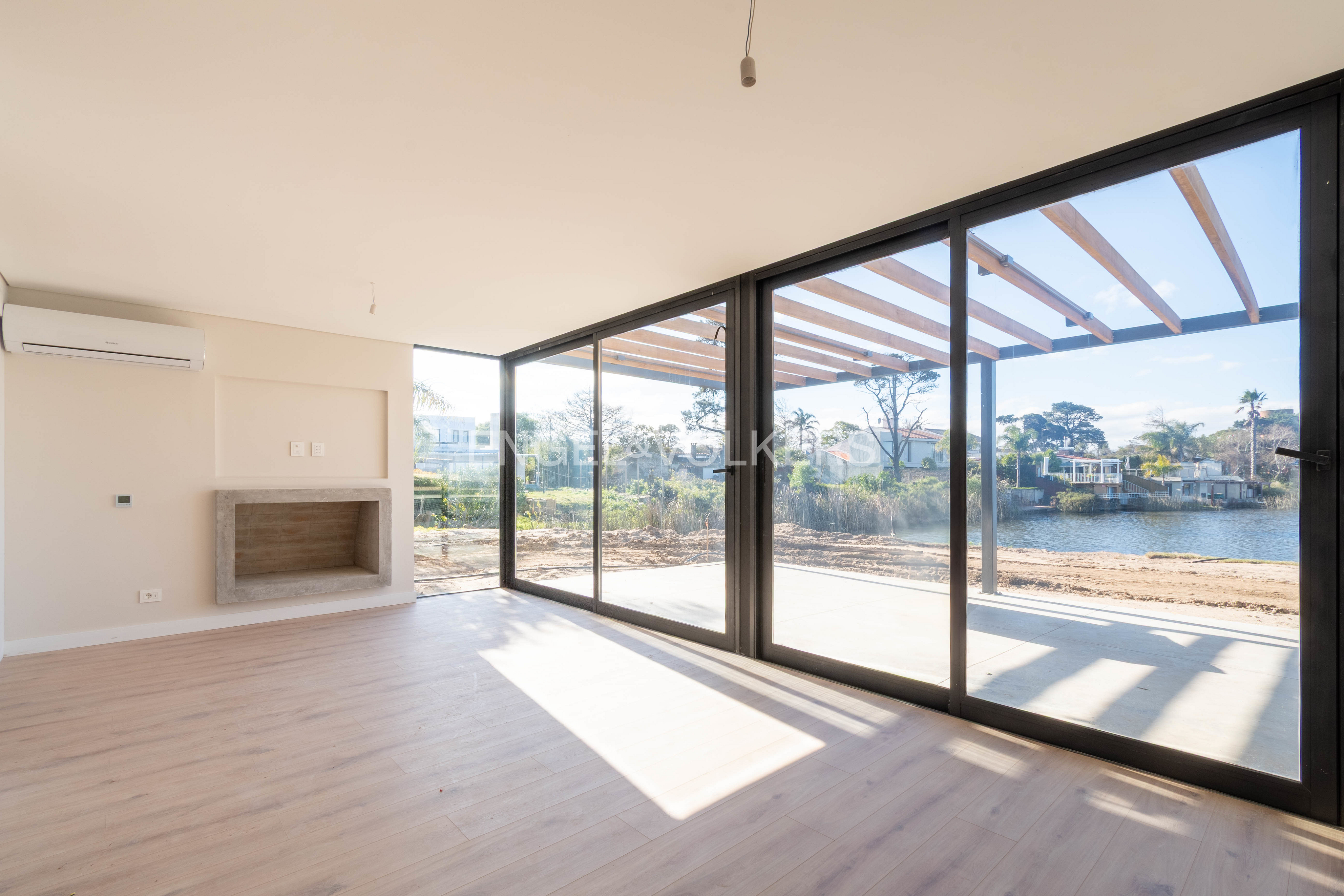 Venta de casa en Marinas de Carrasco – 4 dormitorios con vista al lago