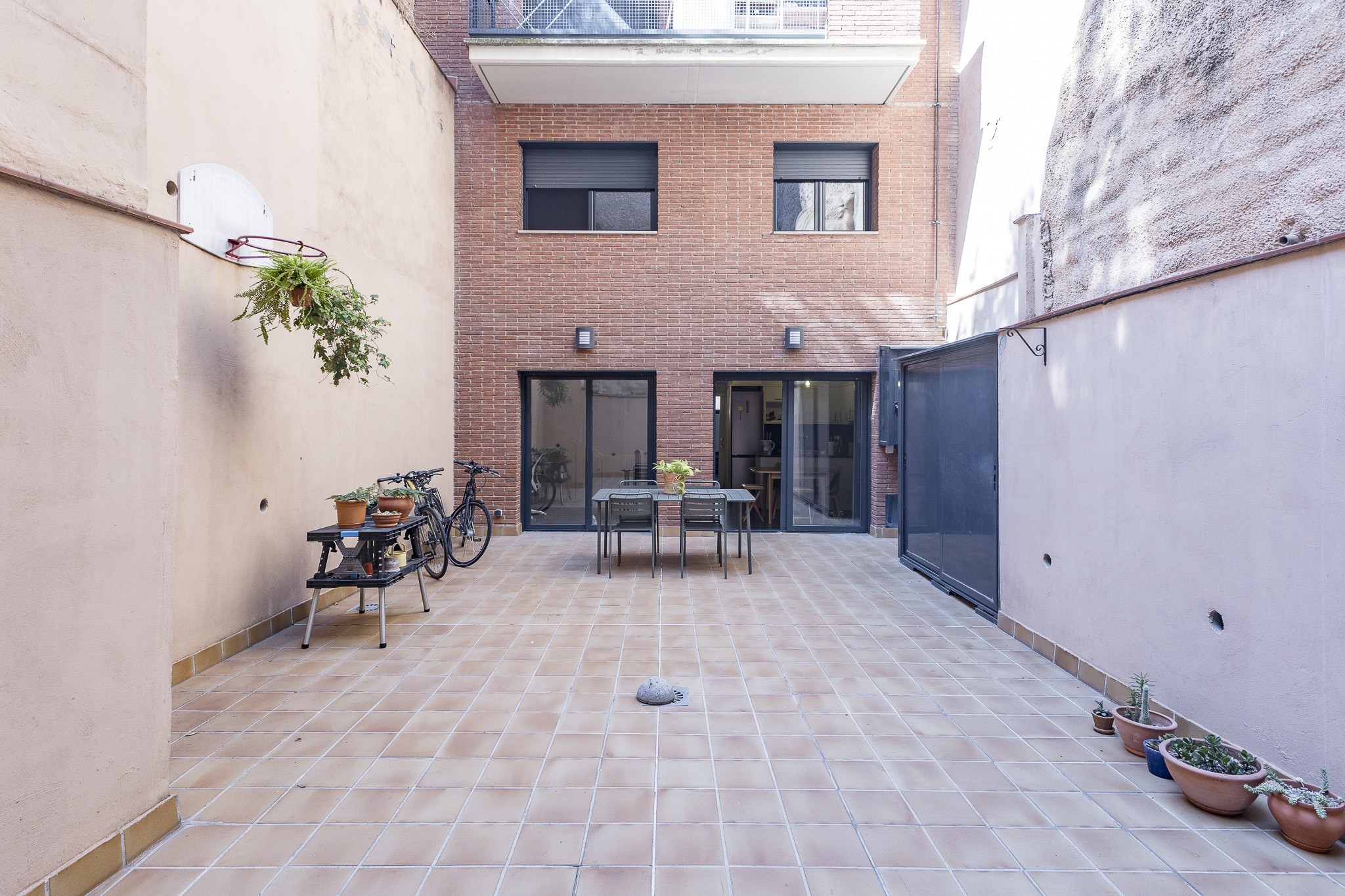 Privacy and spaciousness in an exclusive duplex with a large terrace