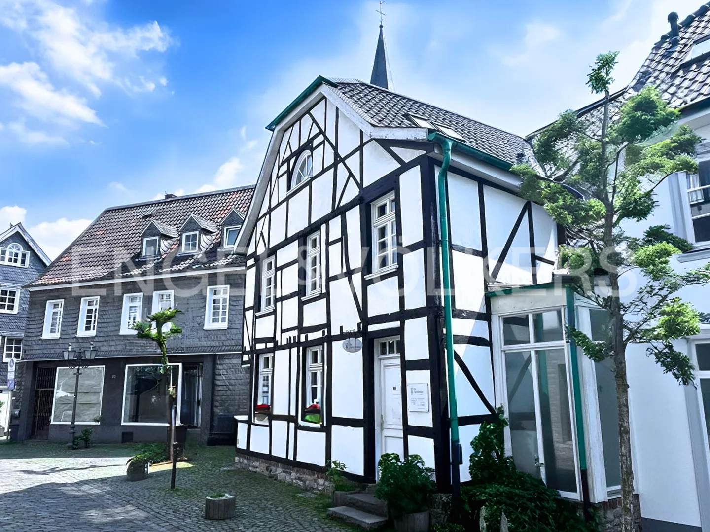 "Historischer Charme in Bestlage: Gemütliche 3-Zimmer-Wohnung mit Balkon"