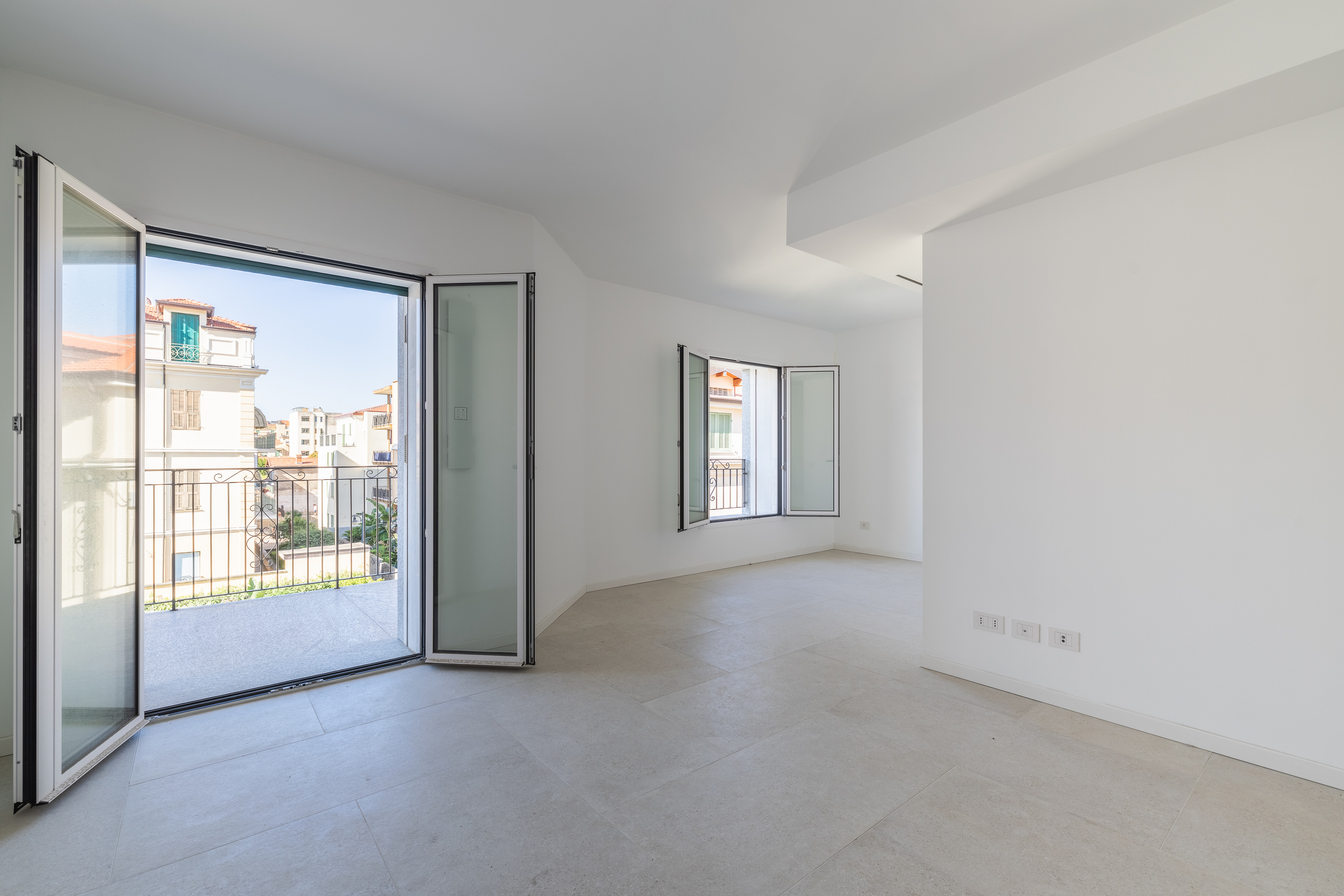 Dreizimmerwohnung im zweiten Stock mit Balkon, in der Licht die Hauptrolle spielt