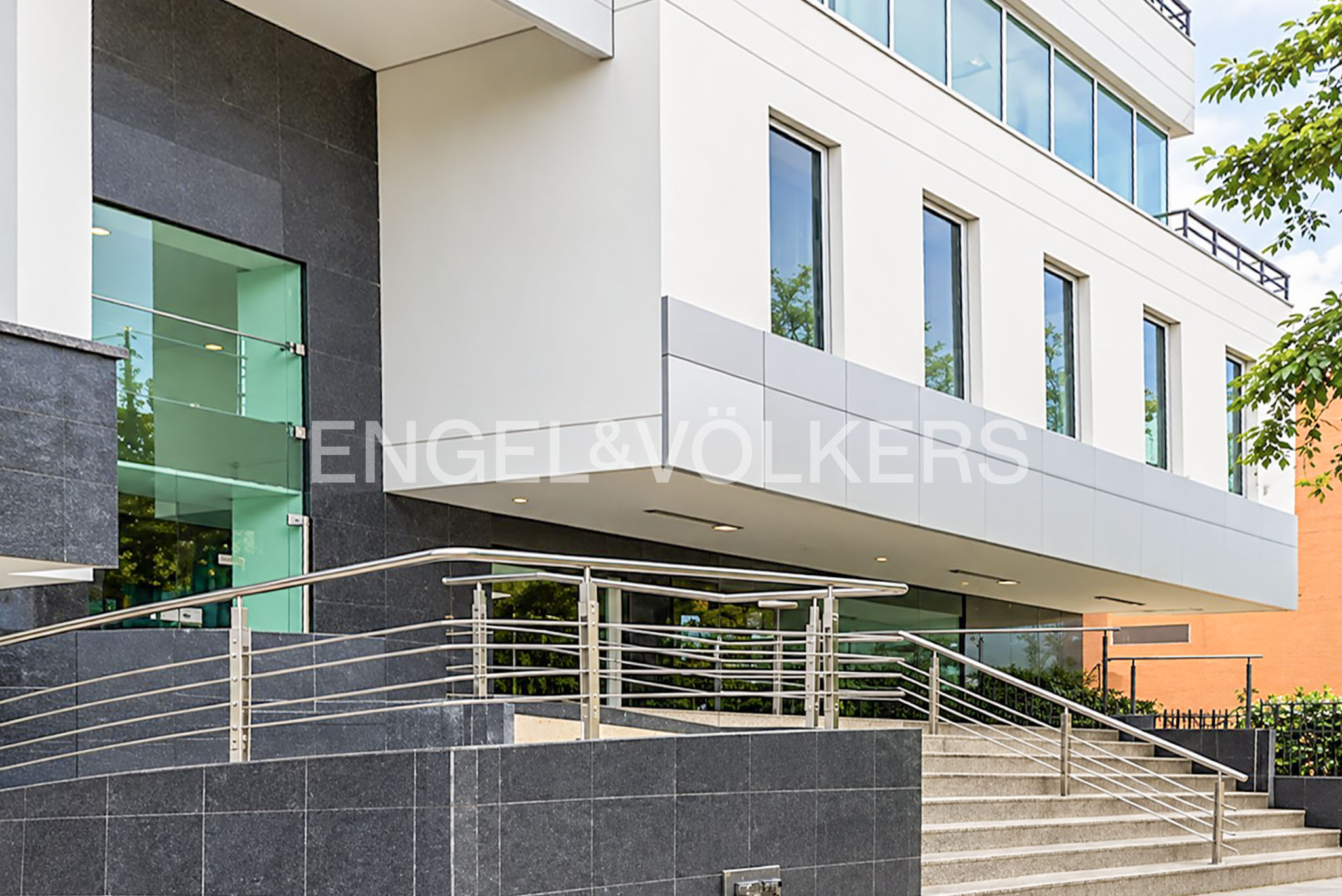 Vendo local de 280.14 m2 en edificio tradicional del sector El Prado