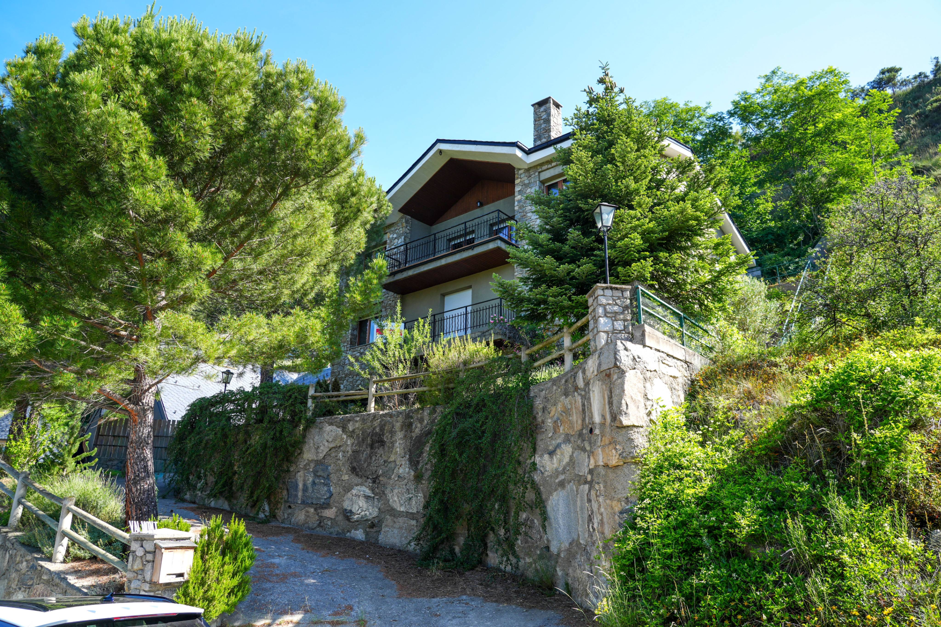 Exclusive villa with panoramic views and great potential in Certés