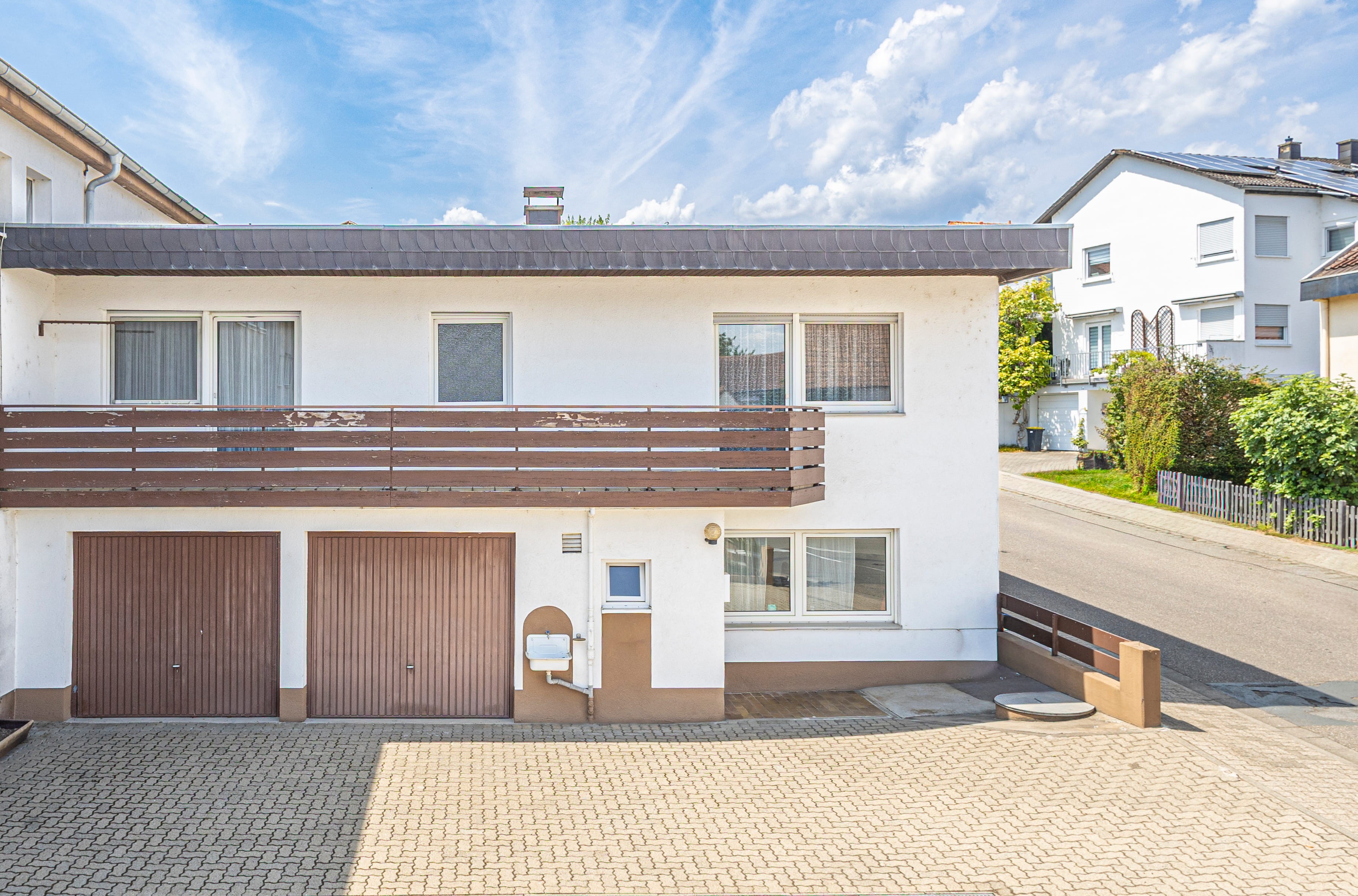 Zeitlos modern in Nußdorf: Bungalow mit Einlieger-ETW, 2 Garagen und großem Arial!