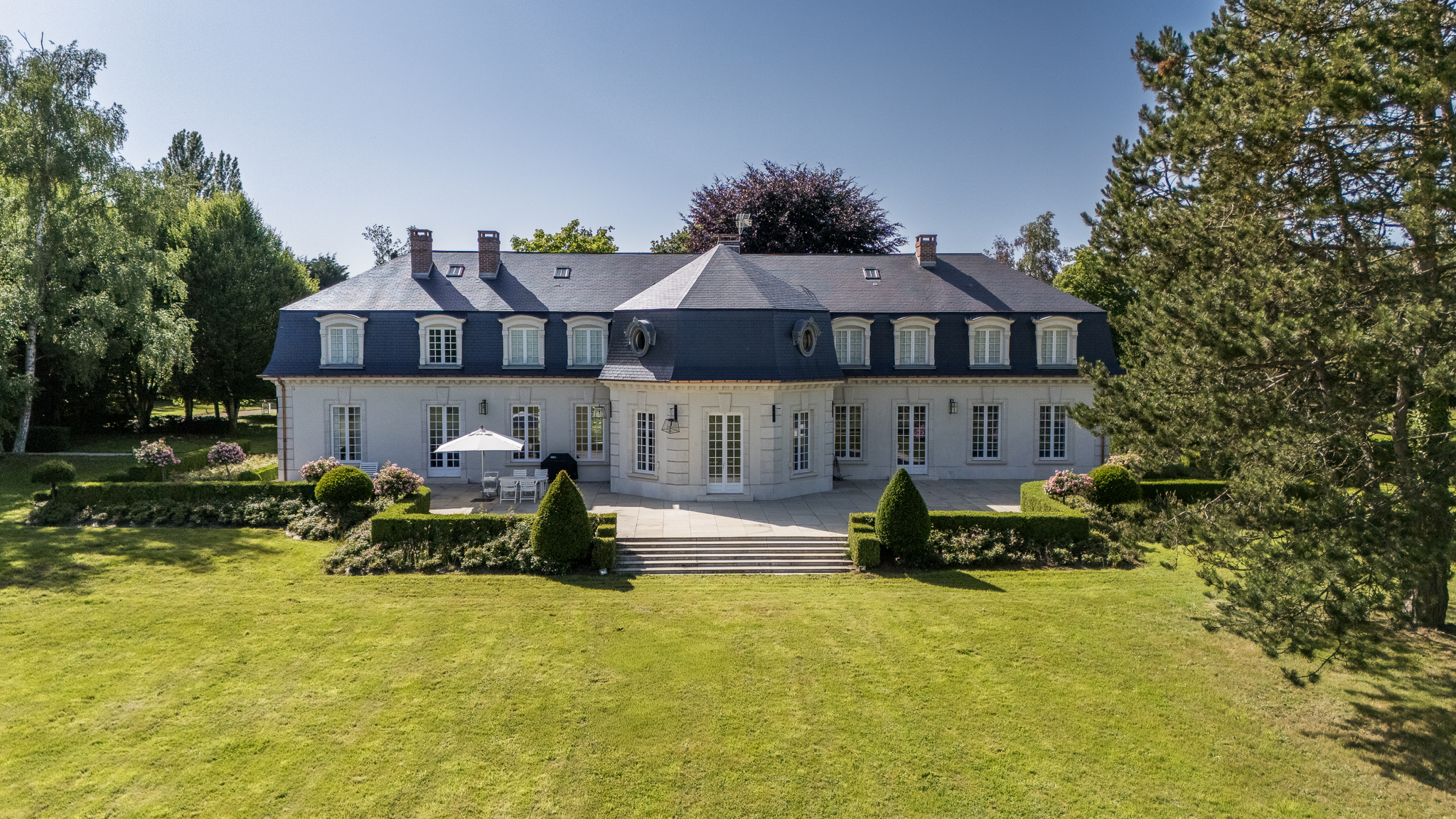 Propriété d’exception 466 m² avec piscine 21m x 7m sur 7 Ha