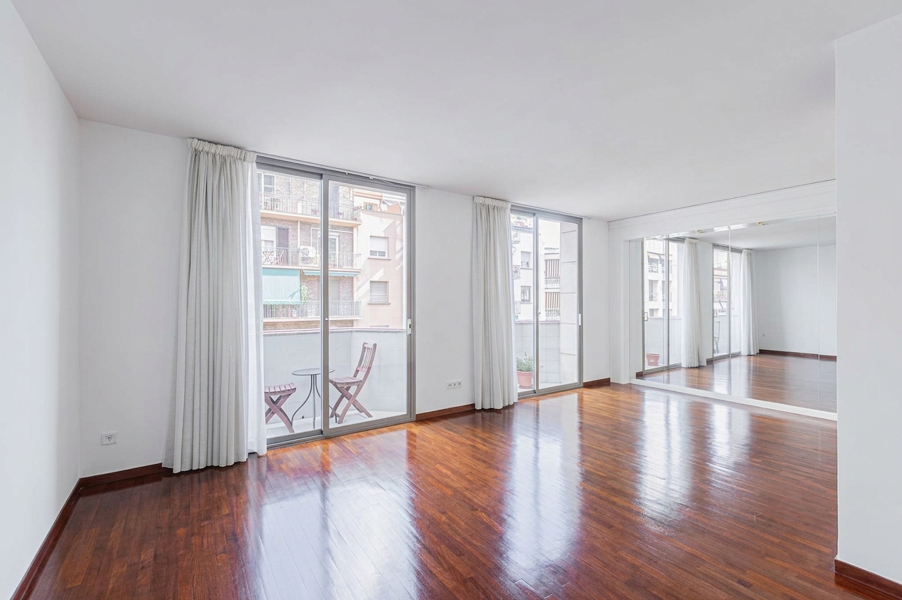 Spacious, bright apartment near the Sagrada Família, with 2 balconies and an elevator—ideal for creating a customized home [AI-modified]