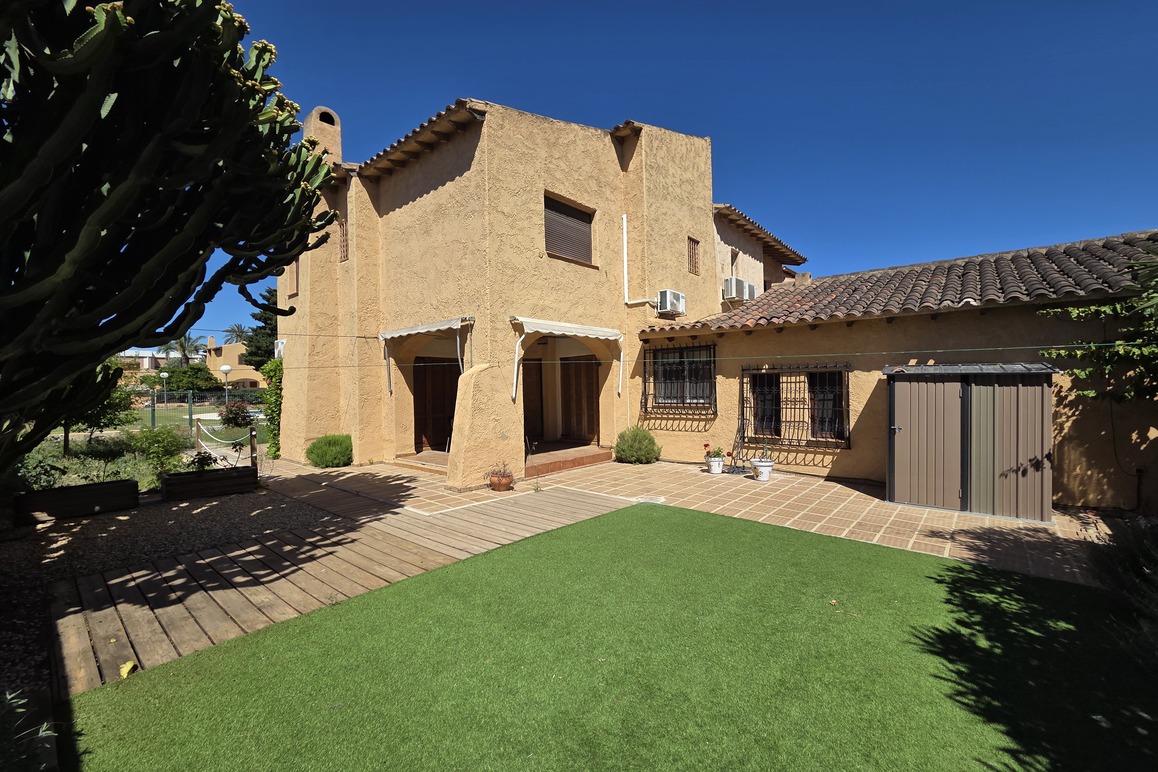 Cozy semi-detached house in gated community near the beach