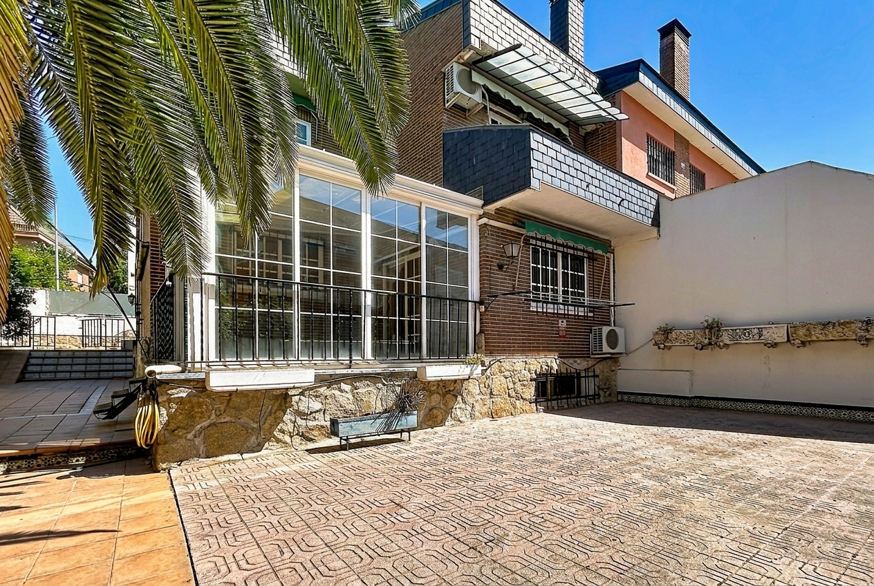 Semi detached house in Peñagrande [AI-modified]