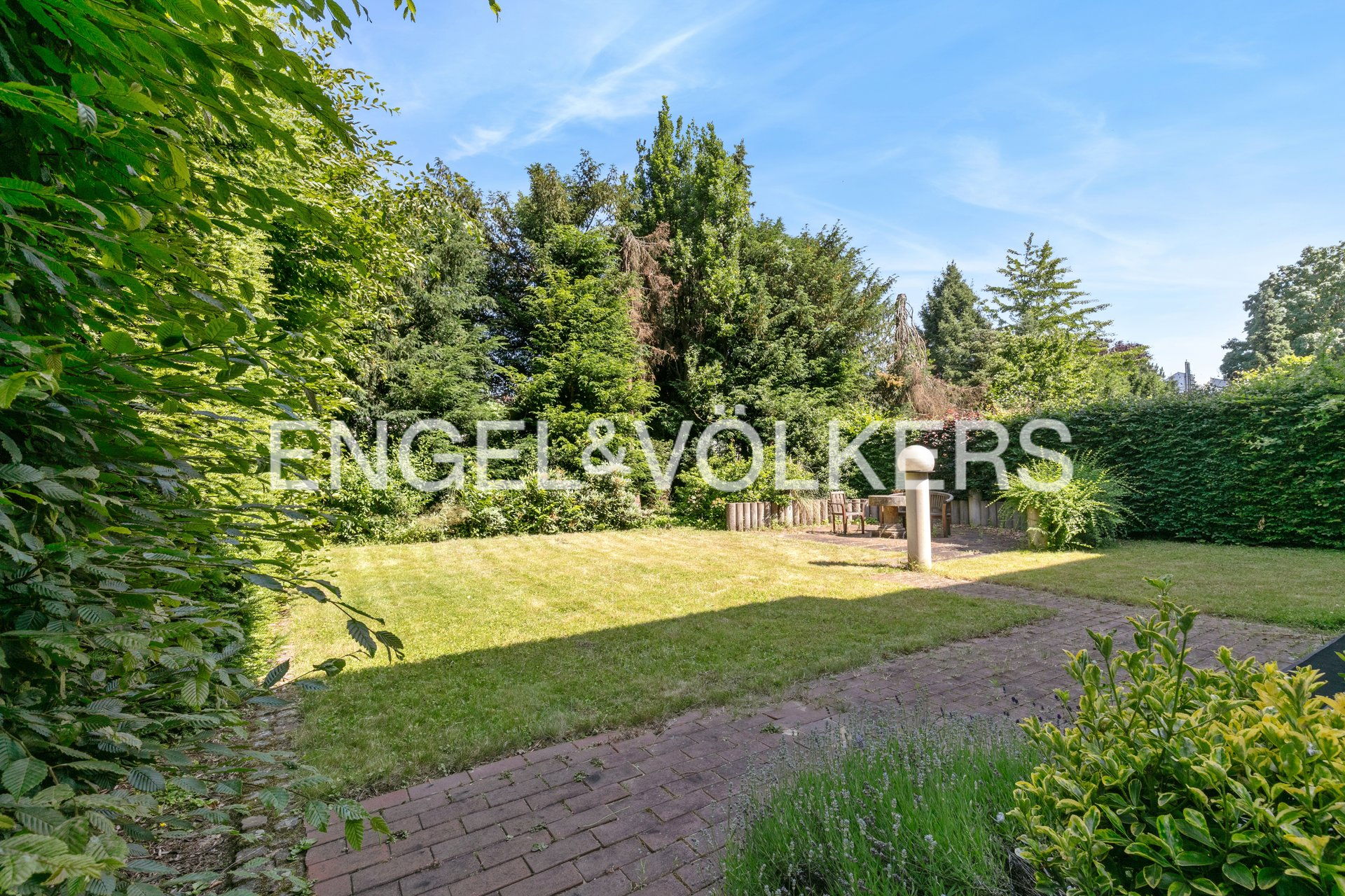 Wohnen mit Gartenidylle – 3-Zimmer-Erdgeschosswohnung mit Küche und Garage in Weiden