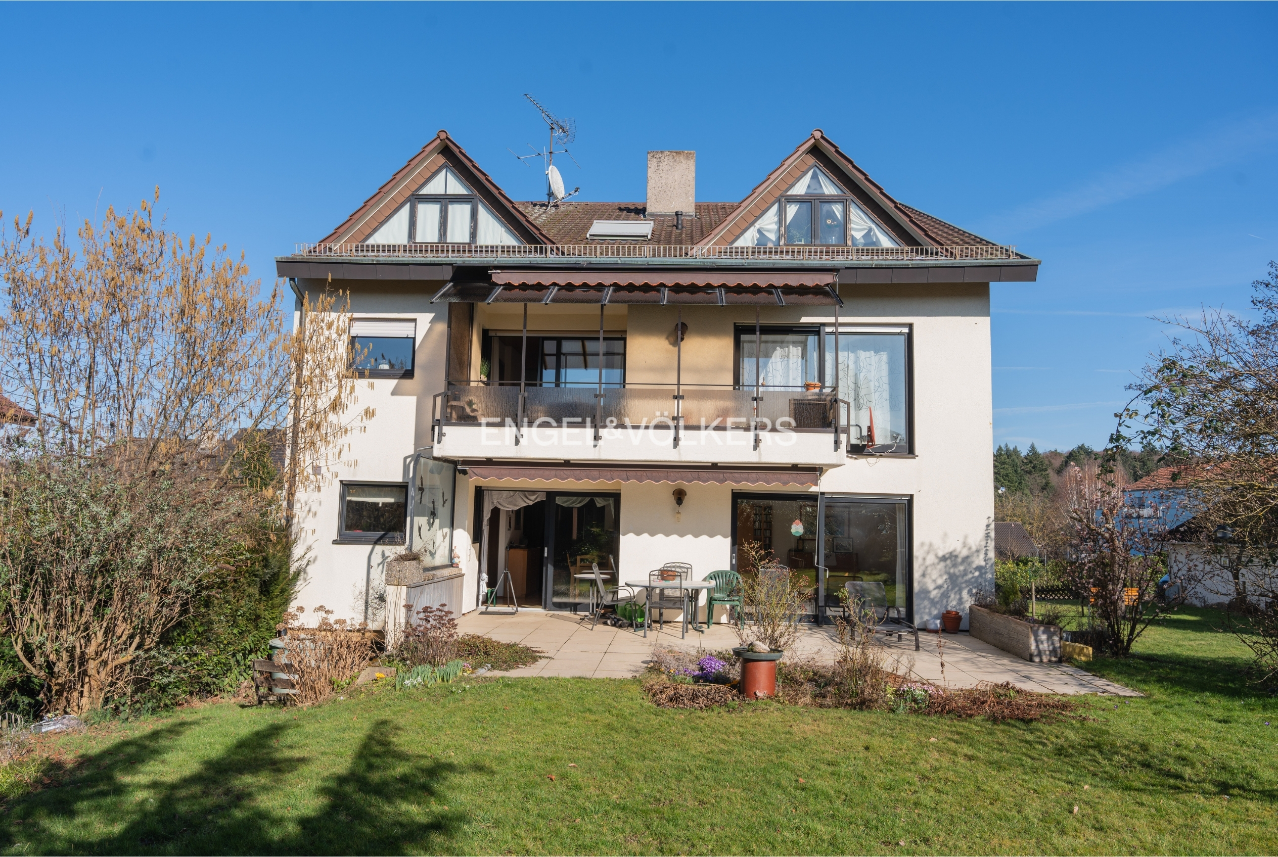 Mehrfamilienhaus - Ideal als Mehrgenerationenhaus, mit freier, großzügiger Erdgeschosswohnung