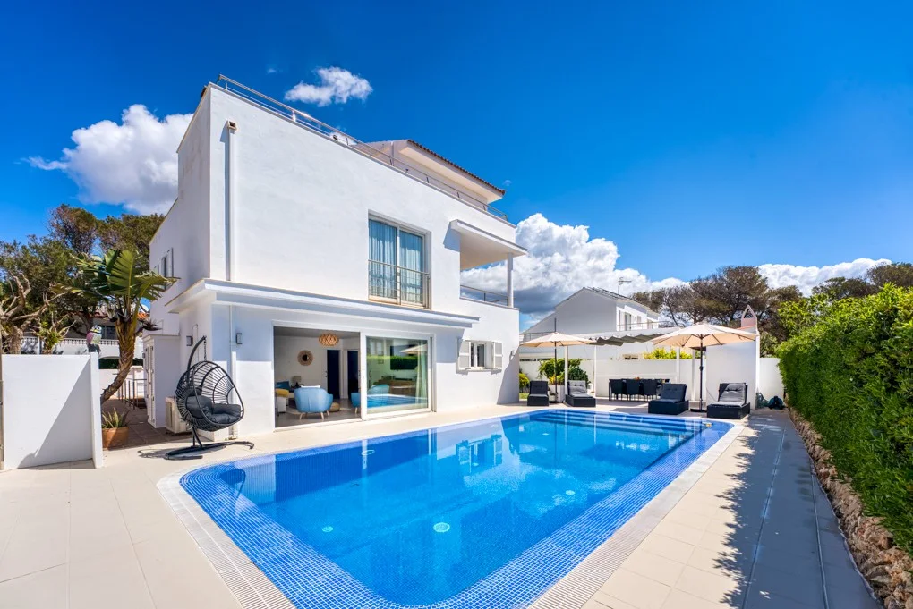 Alquiler vacacional –  Elegante Villa con piscina cerca de varias playas, Cala Blanca, Menorca