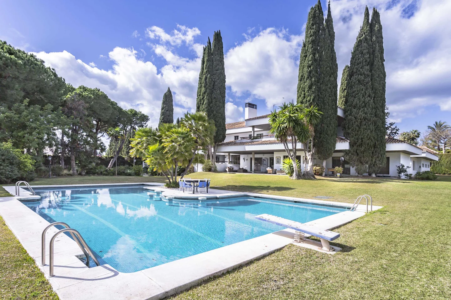 Elegante Guadalmina Beachside Villa im zeitgenössischen Stil, nur wenige Gehminuten vom Strand entfernt und mit einem riesigen Grundstück.