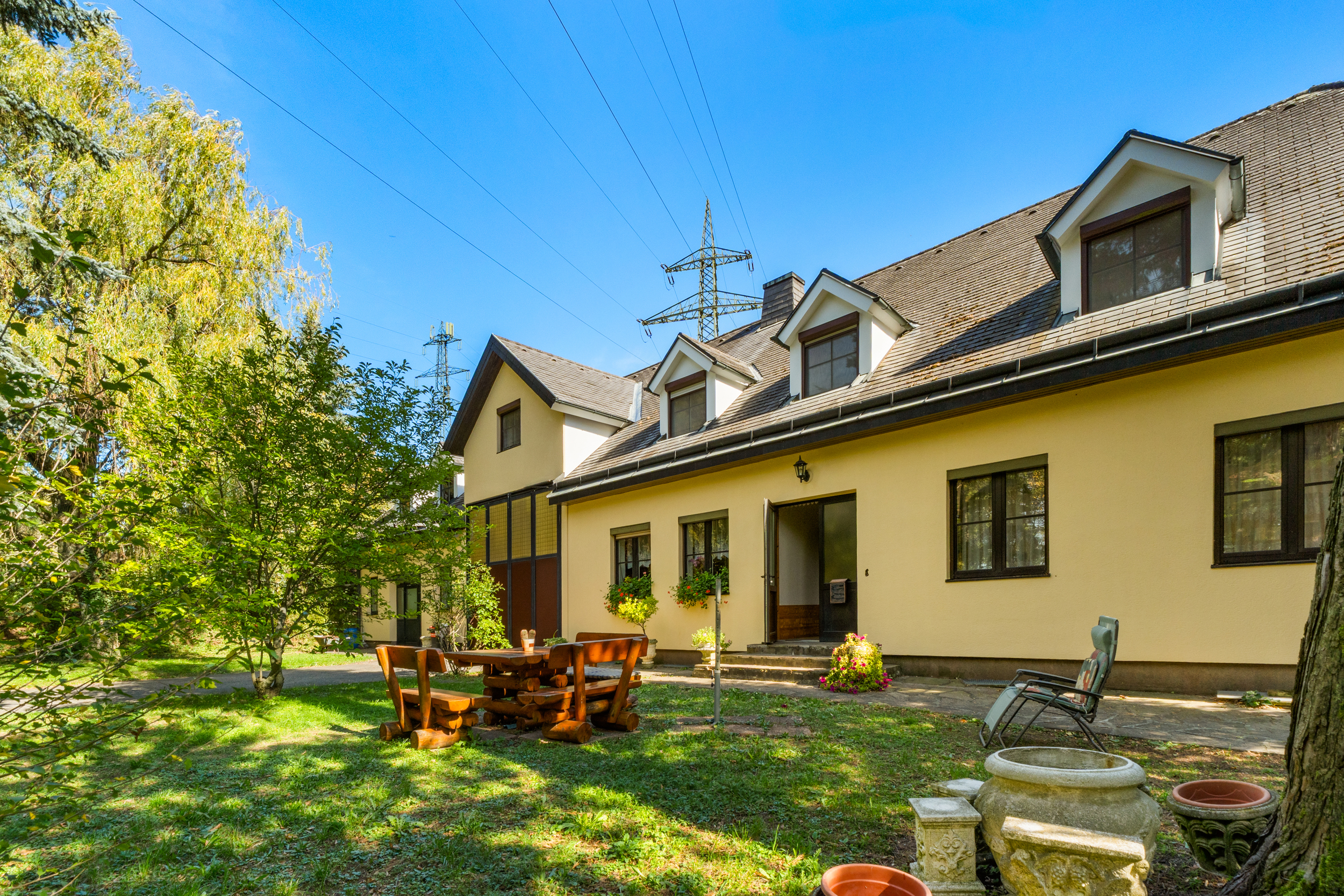 Private property with diverse potential uses in Klosterneuburg – spacious living and room for your horses near Vienna