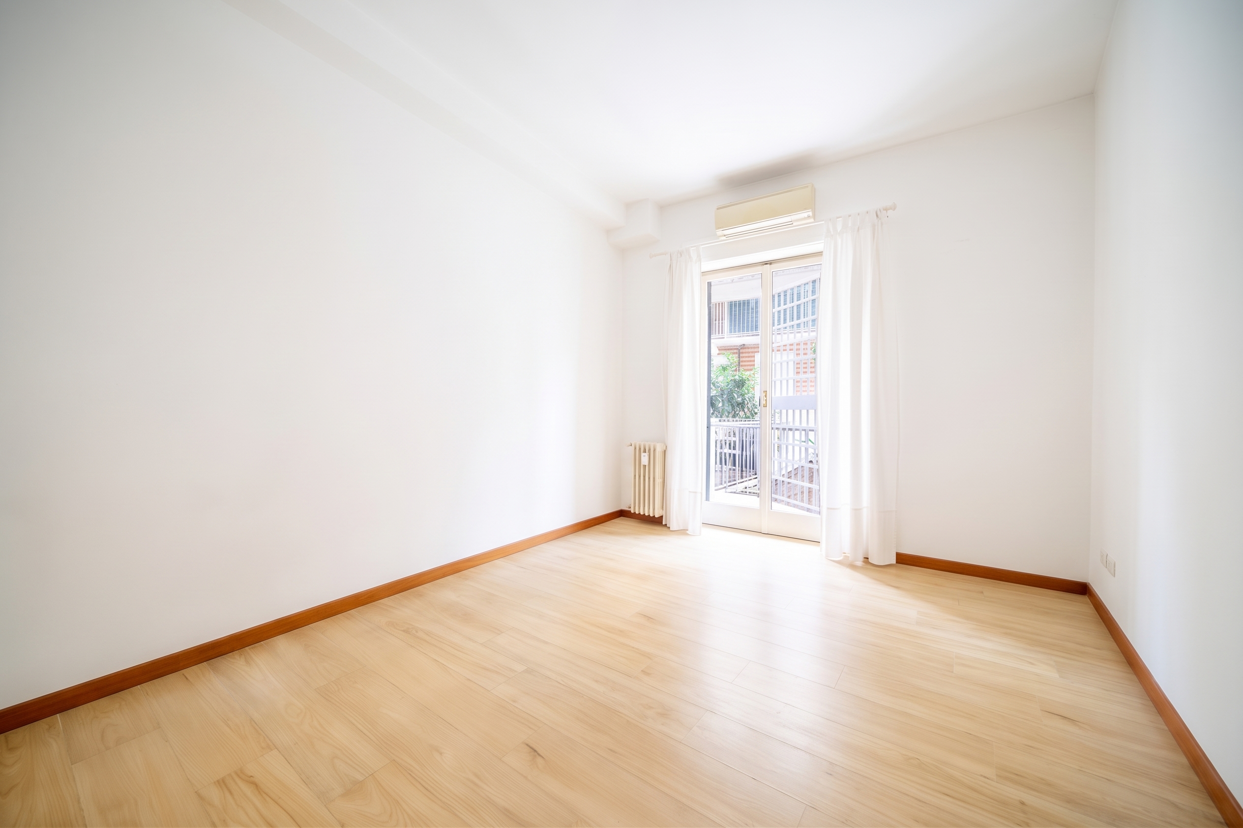 Three-room apartment with balcony in via dell'Unione: a unique opportunity in the Duomo area [KI-modifiziert]