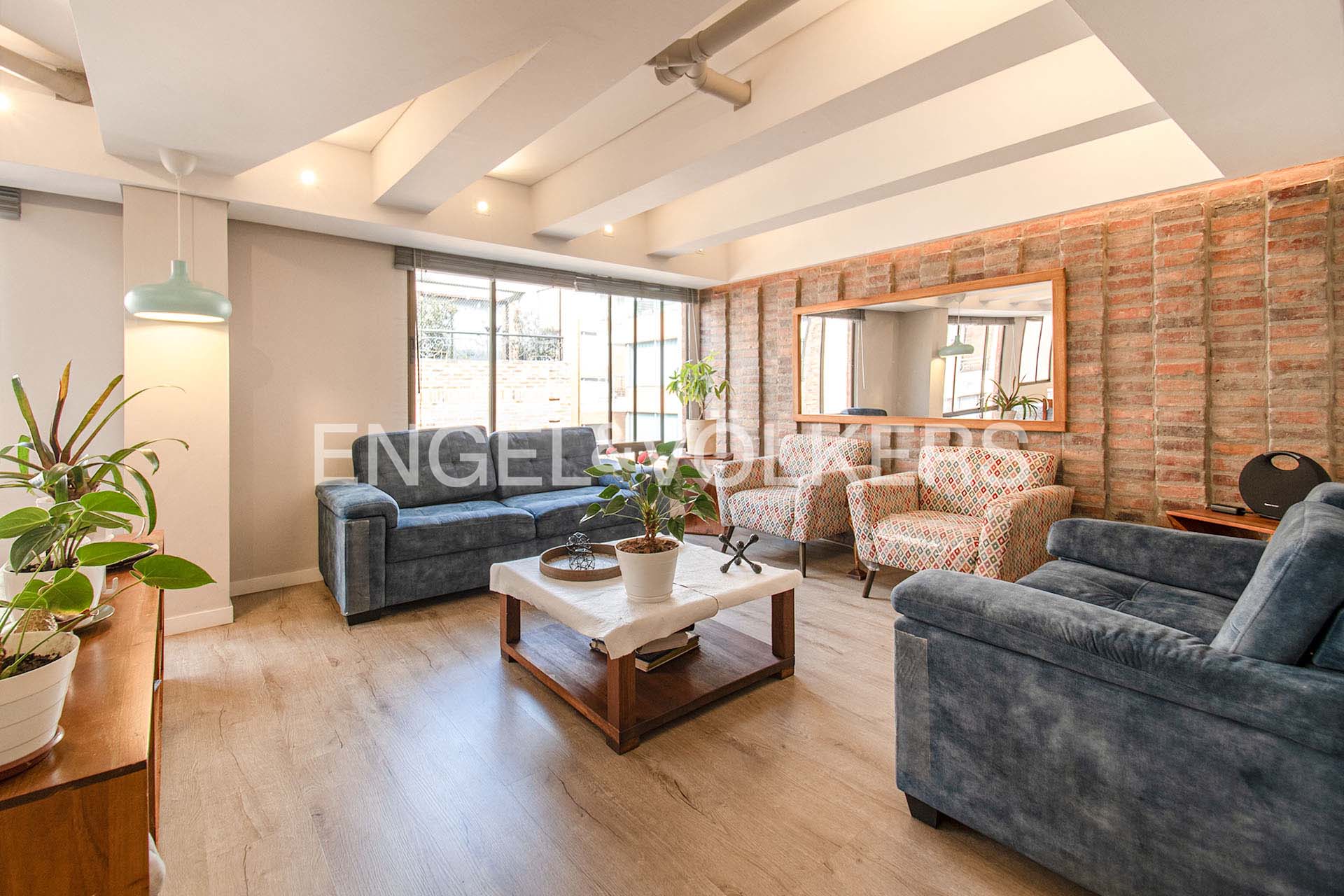 Amplio penthouse con balcón para venta en San Patricio
