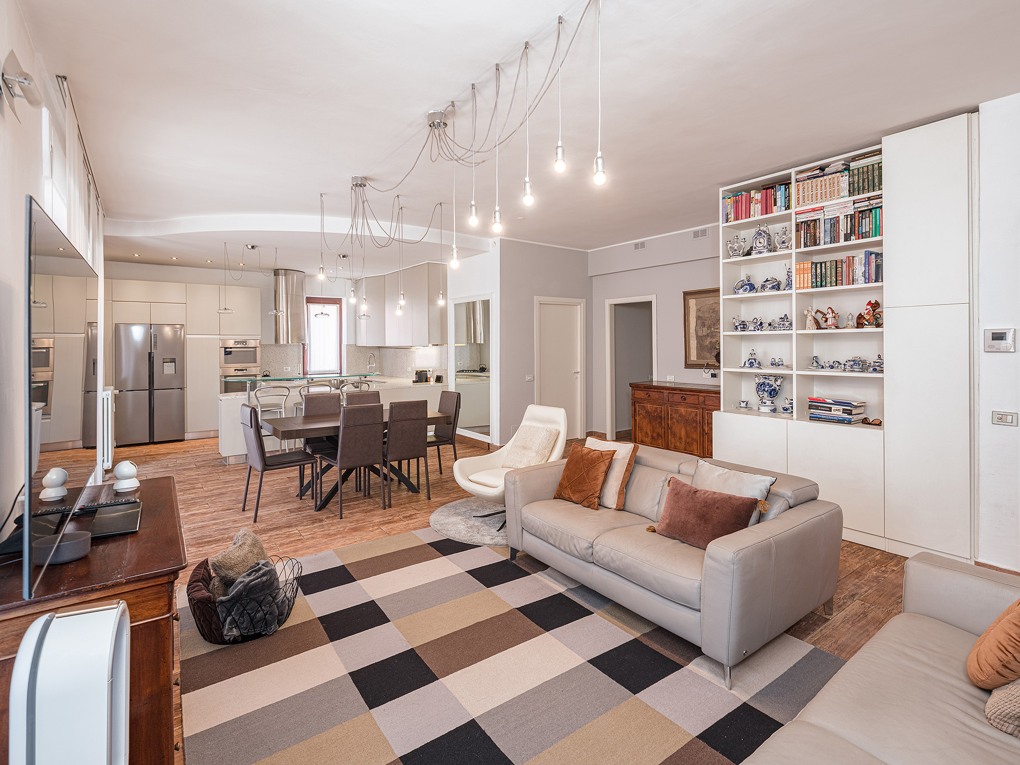 Großzügiges Apartment mit Balkon-Terrasse und Doppelgarage im Herzen der historischen Altstadt von Como