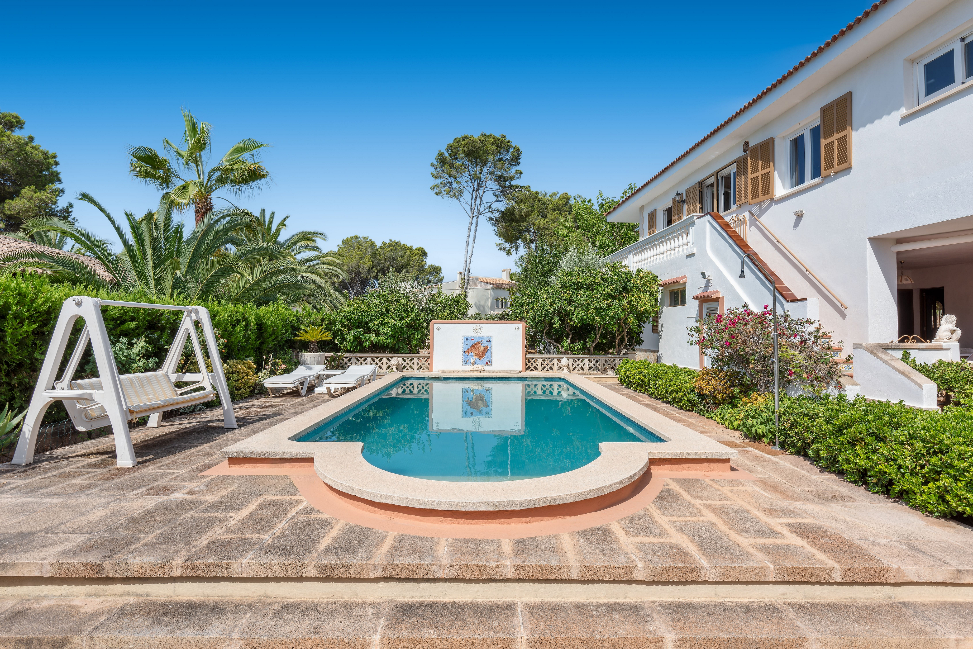 Mediterranean-style chalet near the beach with a separate guest apartment
