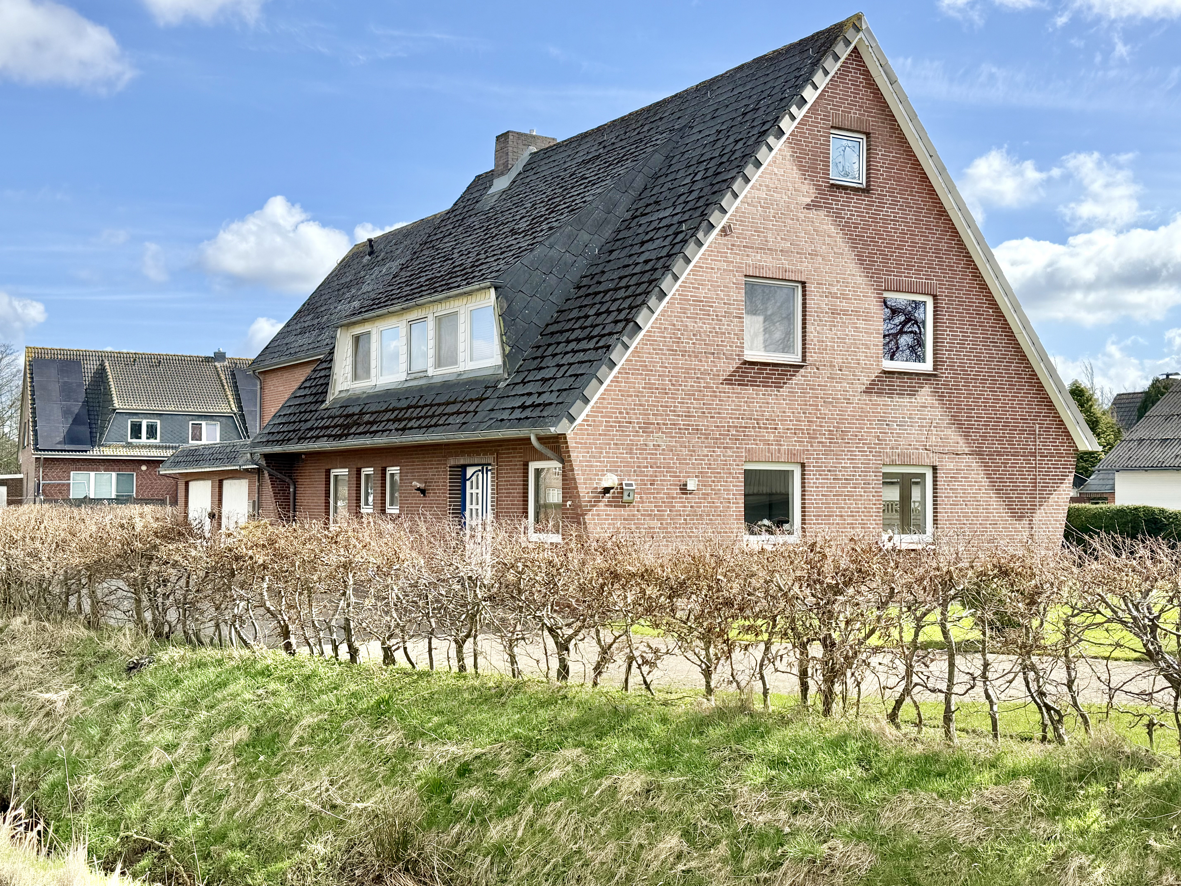 Großzügiges Einfamilienhaus mit Einliegerwohnung in Sackgassenlage