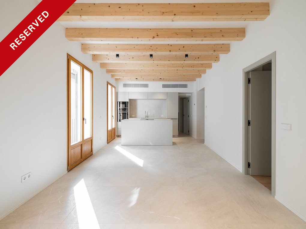 Apartamento en edificio histórico renovado con balcón y porche