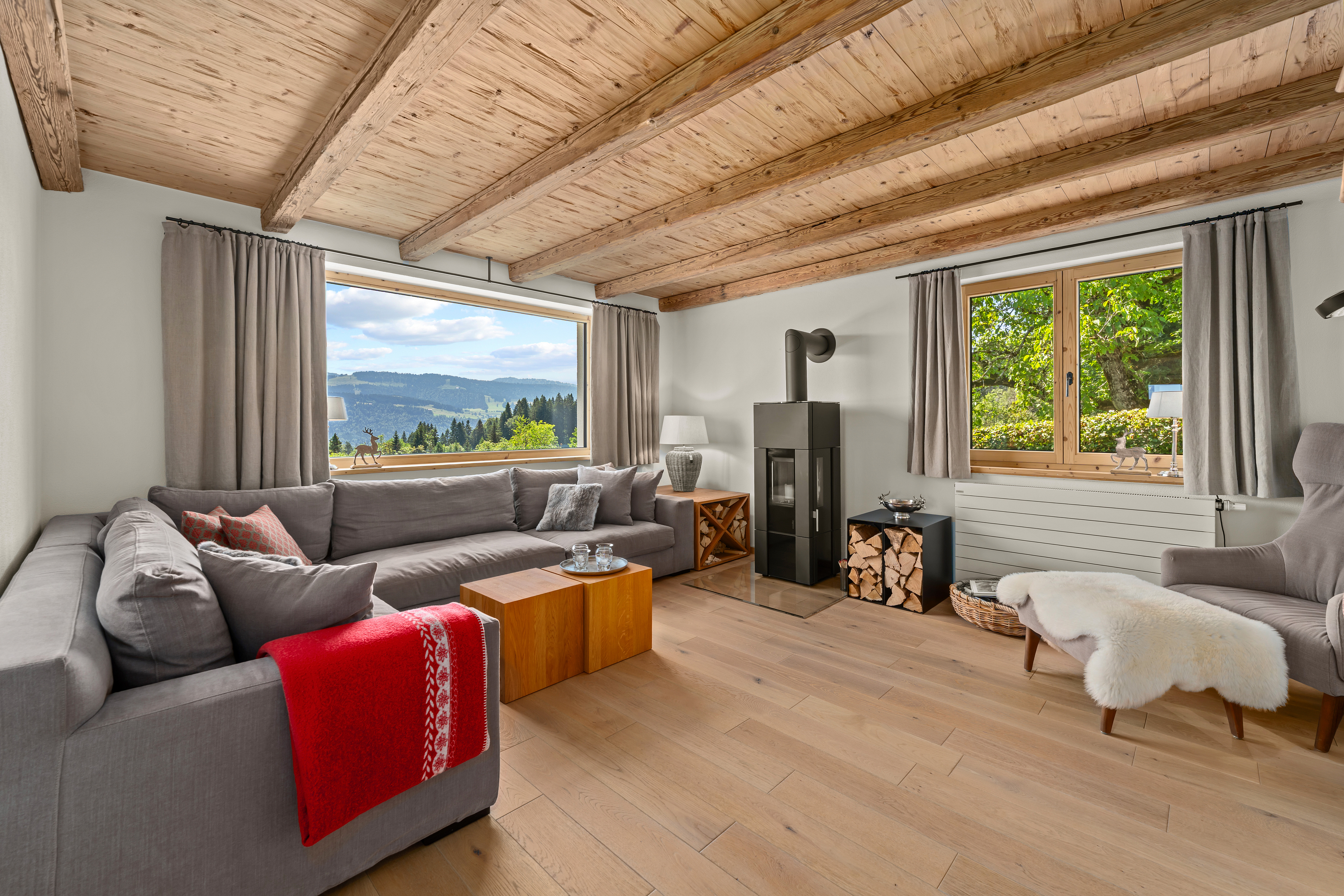 Rarität mit Garantie auf Glücksgefühle im Chalet-Stil und 320“ Grad unverbaubarer Berg- und Wiesensicht