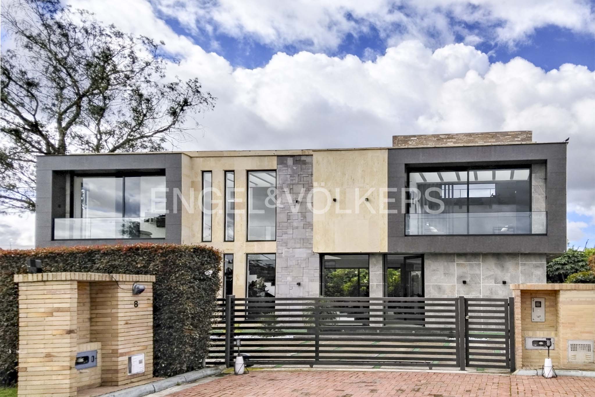 Moderna casa de 2 niveles para venta en Cajicá