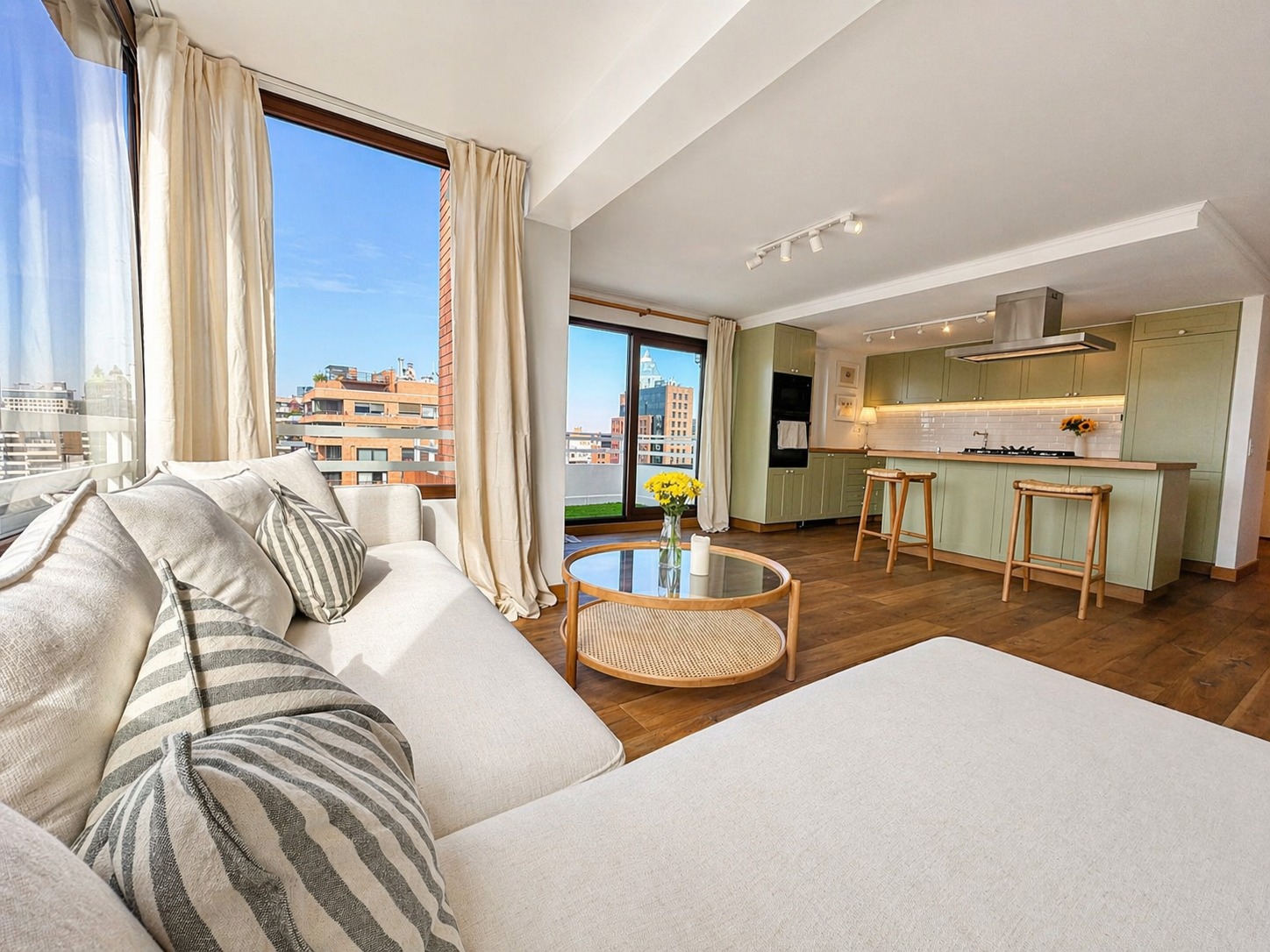 Departamento amoblado a pasos de Plaza Perú