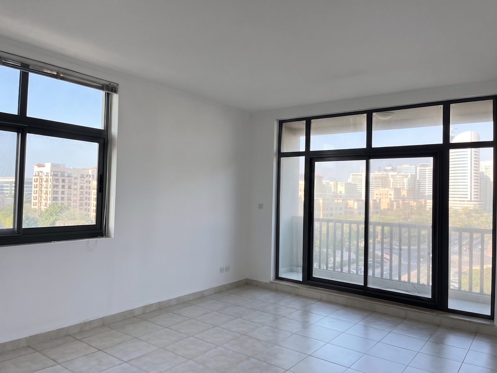 Unfurnished l Vacant l Lake View