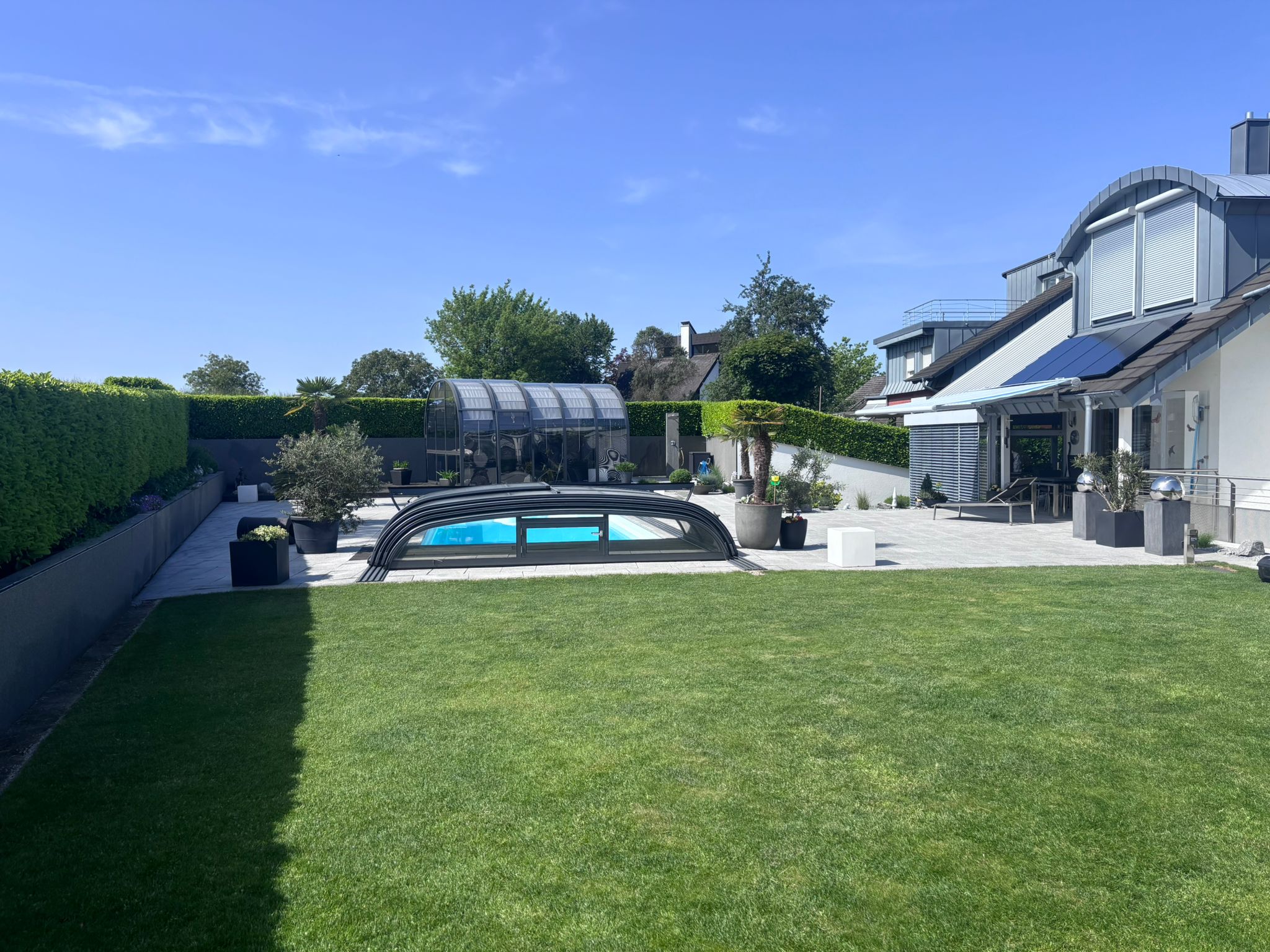 Energieeffizienz A+. Feldrandlage. Unverbaubarer Ausblick. Raum für Familie – Pool, Spa & ~353 m² Wohnfläche