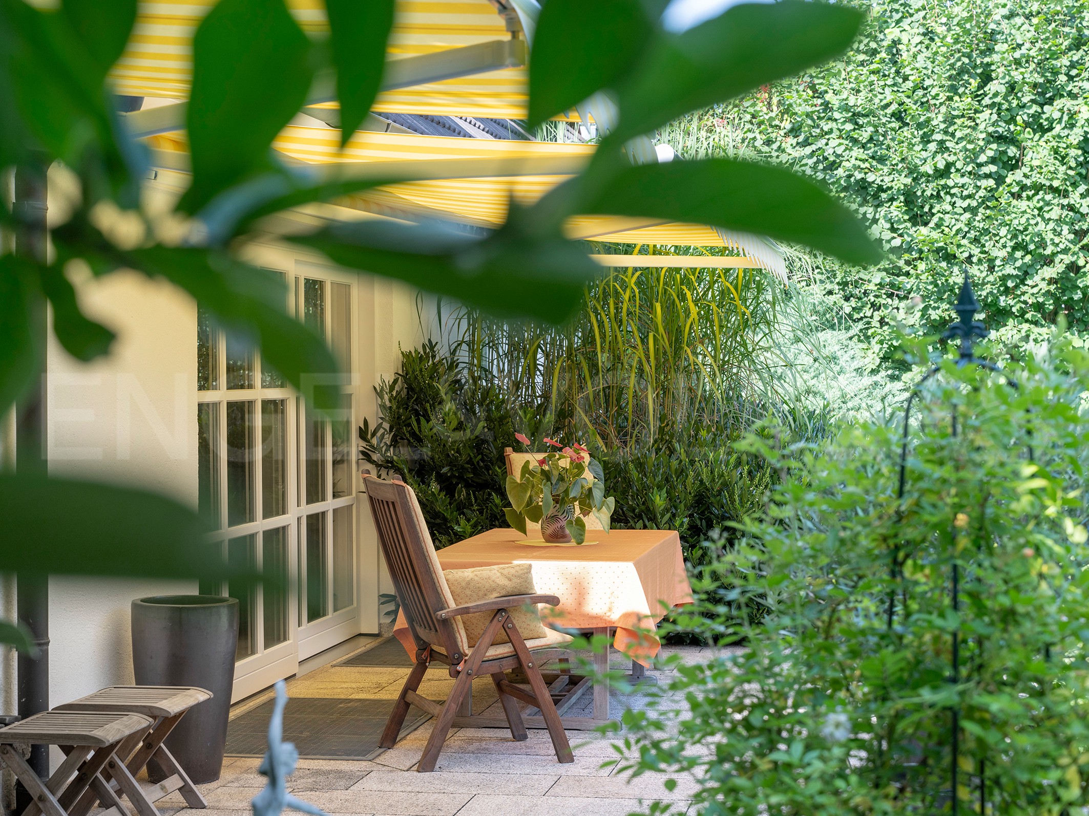 Discreet residence on a dream plot